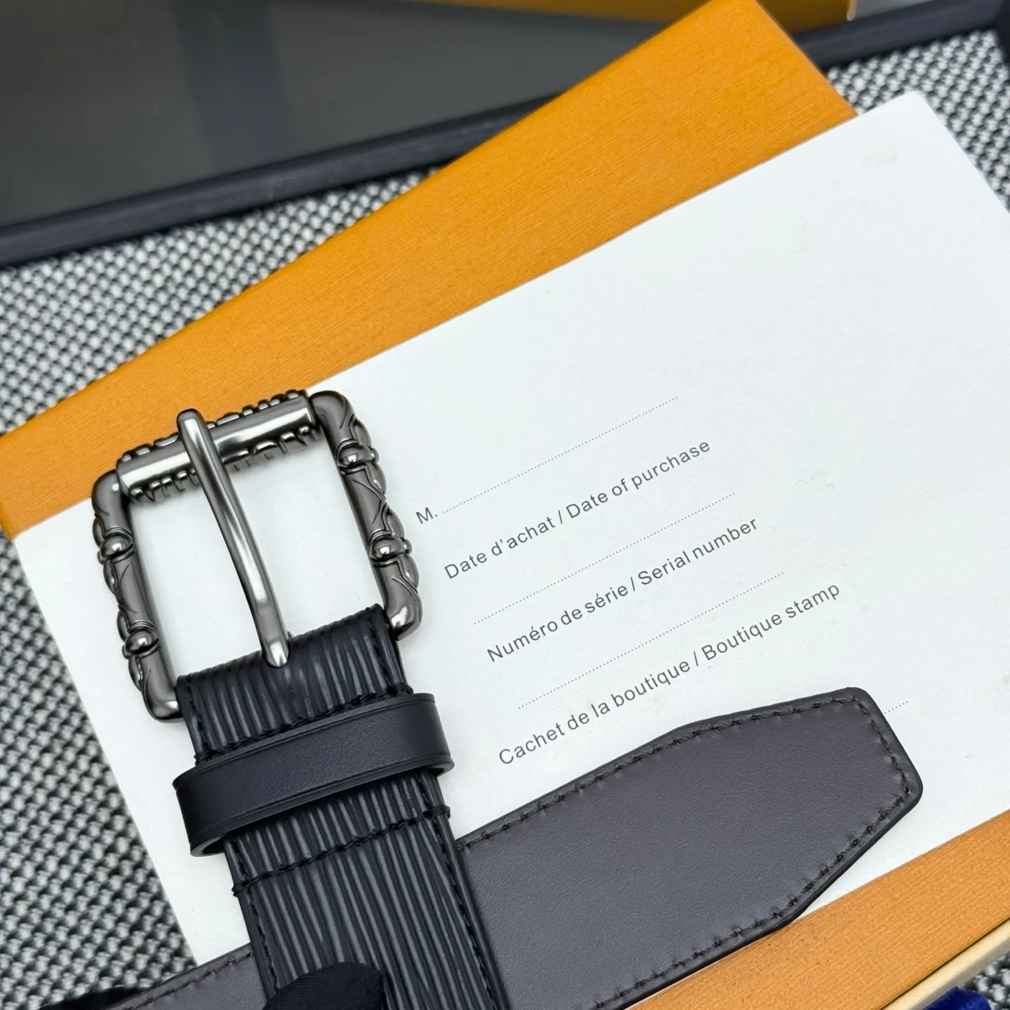 💰520💰Full package💰 💍Purchasing-grade LV⚡️🌹This Drift Rockabilly 3.5cm width belt shows strong aura and confident energy with the classic combination of deep tones and glossy metal parts. Cracked leather and intricate buckles subtly convey early rock and roll trends, breaking the traditional paradigm of men's wear.
