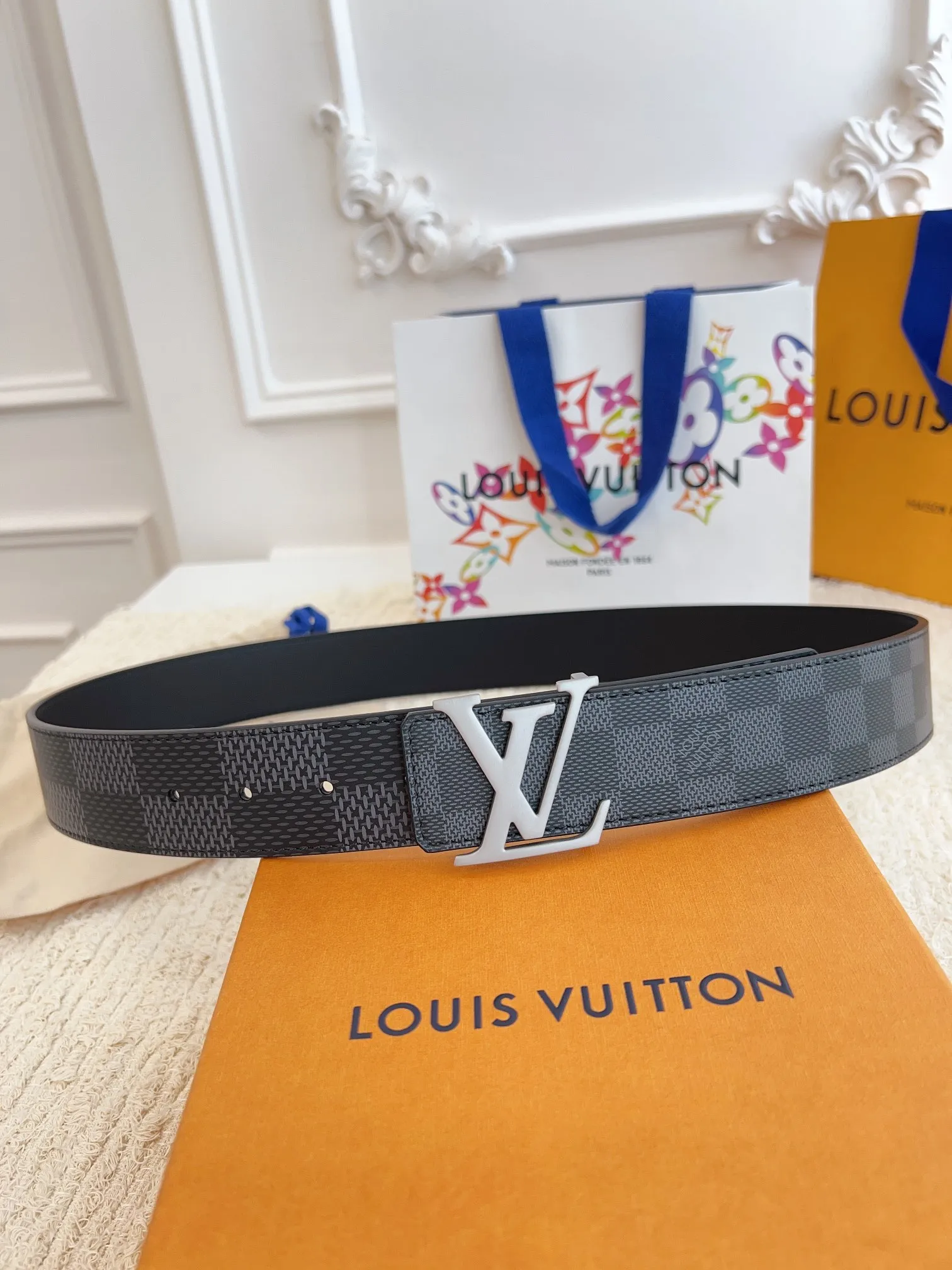 💰480💰Authentic packaging💰 💍Purchase level Lvjia M0340 width 4cm. The surface is original calfskin with a new printing style effect. The bottom is soft black calfskin leather. The classic letter buckle is inlaid with calfskin printing effect. It feels great. It took several months to create it from buying the original version to development. The material selection and workmanship details are comparable to ZP.