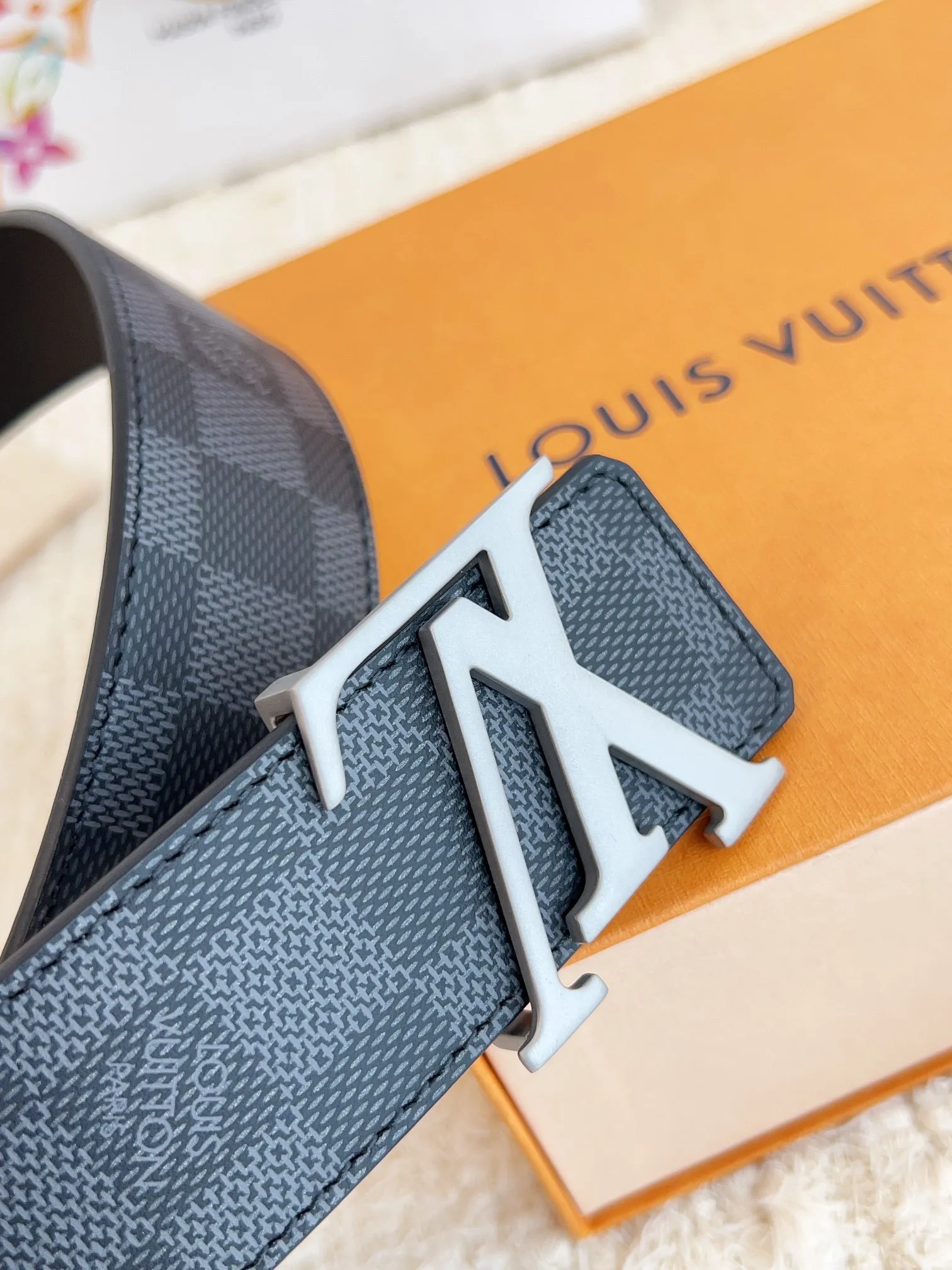 💰480💰Authentic packaging💰 💍Purchase level Lvjia M0340 width 4cm. The surface is original calfskin with a new printing style effect. The bottom is soft black calfskin leather. The classic letter buckle is inlaid with calfskin printing effect. It feels great. It took several months to create it from buying the original version to development. The material selection and workmanship details are comparable to ZP.