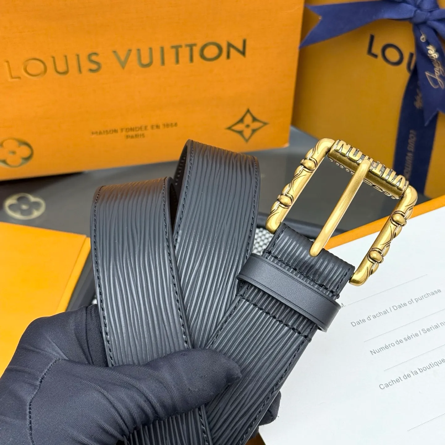 💰520💰Full package💰 💍Purchasing-grade LV⚡️🌹This Drift Rockabilly 3.5cm width belt shows strong aura and confident energy with the classic combination of deep tones and glossy metal parts. Cracked leather and intricate buckles subtly convey early rock and roll trends, breaking the traditional paradigm of men's wear.