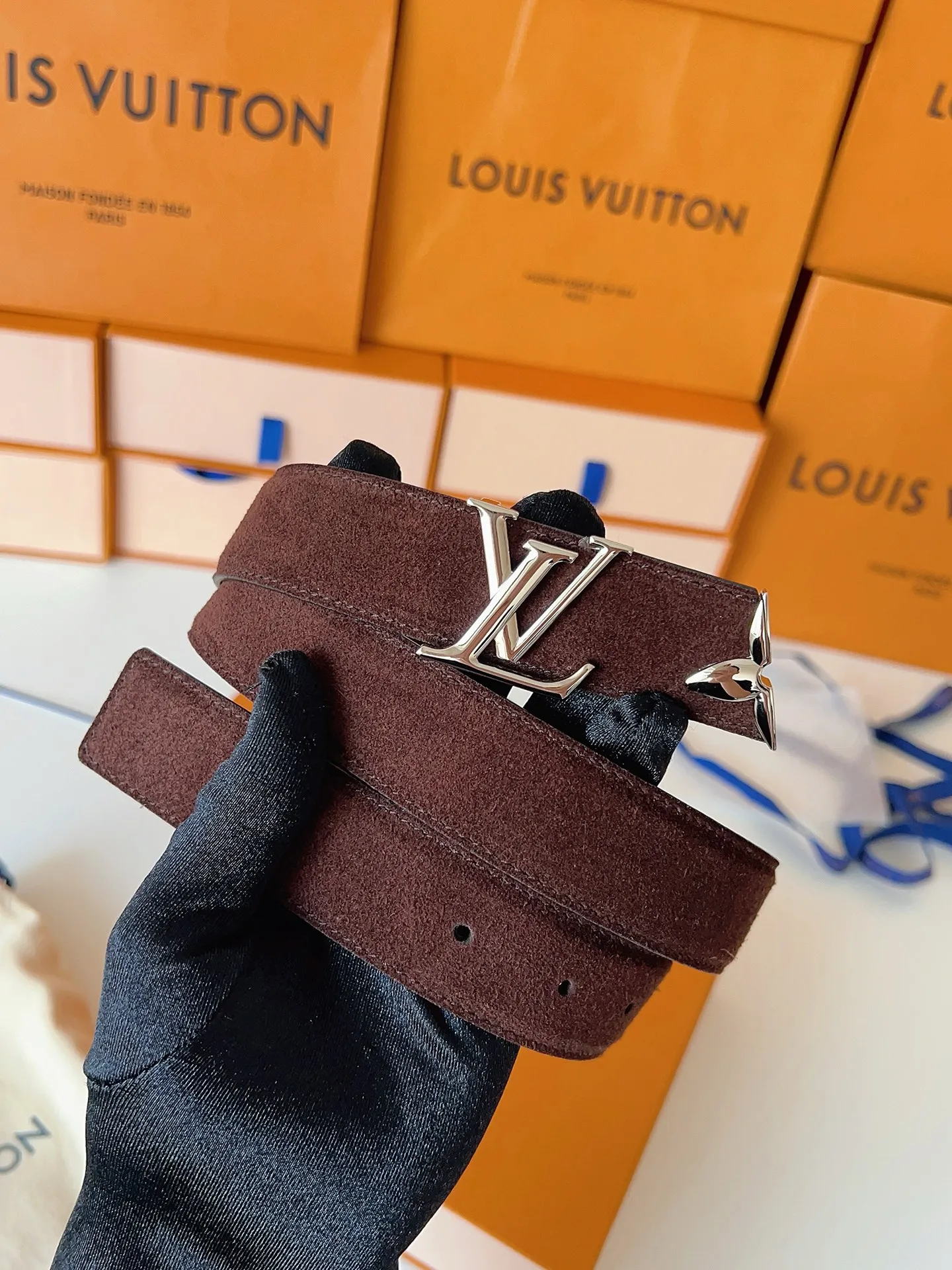💰460💰Complete package💰 💍Purchase level LV⚡️🌹Lvjia women’s belt M4497 Width 3.0cm ⚡️🌹Soft suede calfskin sets off the original imported bottom. The end of the belt is decorated with gold metal flowers. The flower has a logo stamped on the side and is paired with a classic letter buckle.