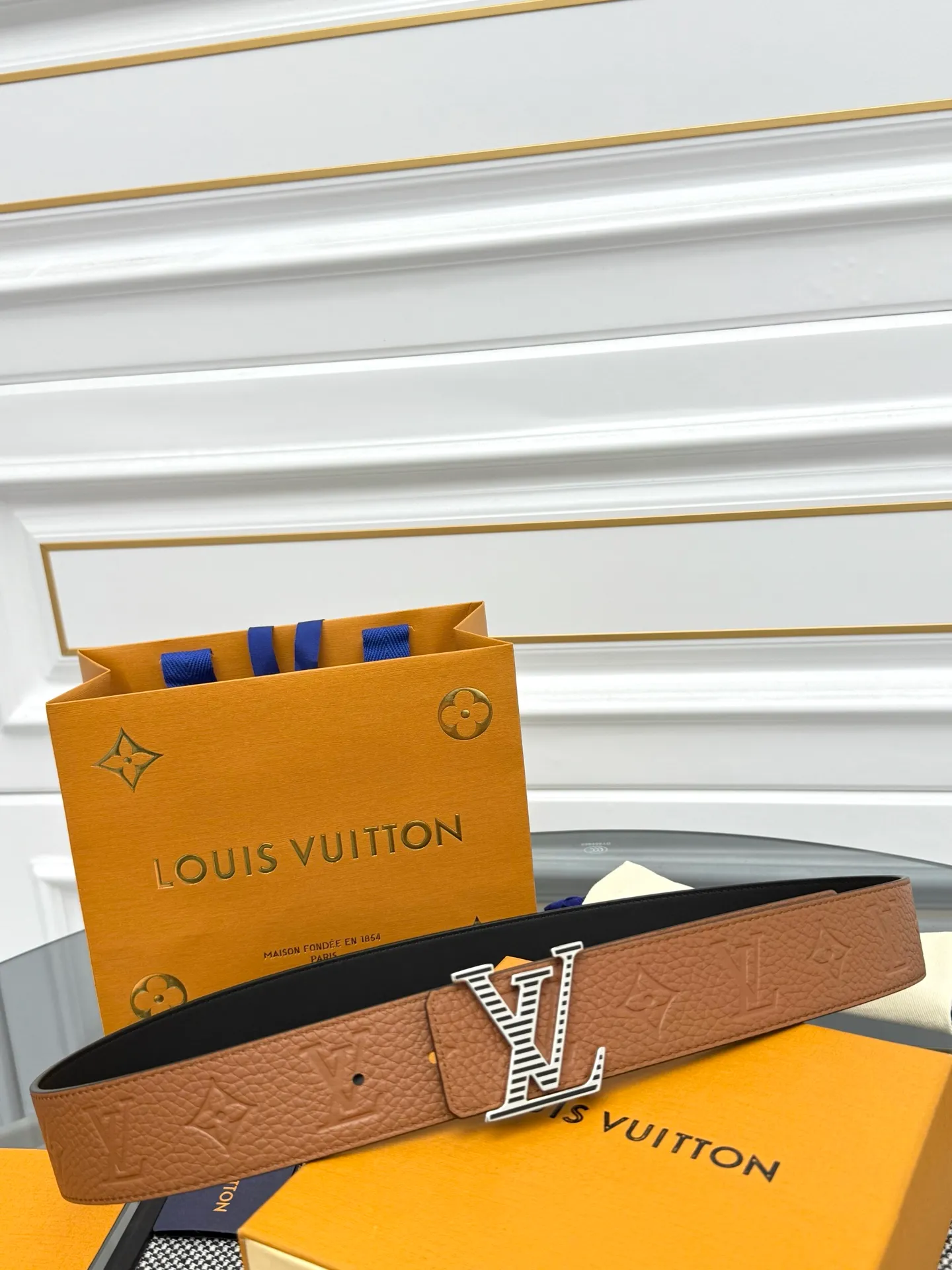 💰520💰Full package💰 💍Purchase level LV⚡️🌹Trendy men's wear New belt L V NEW Width 4cm The belt surface is made of imported Togo pebbles embossed with floral patterns. Pure black original calfskin bottom. Excellent hand feel. Paired with exquisite buckles of the same color as the belt. Multi-color🉑selected. Matches original packaging📦