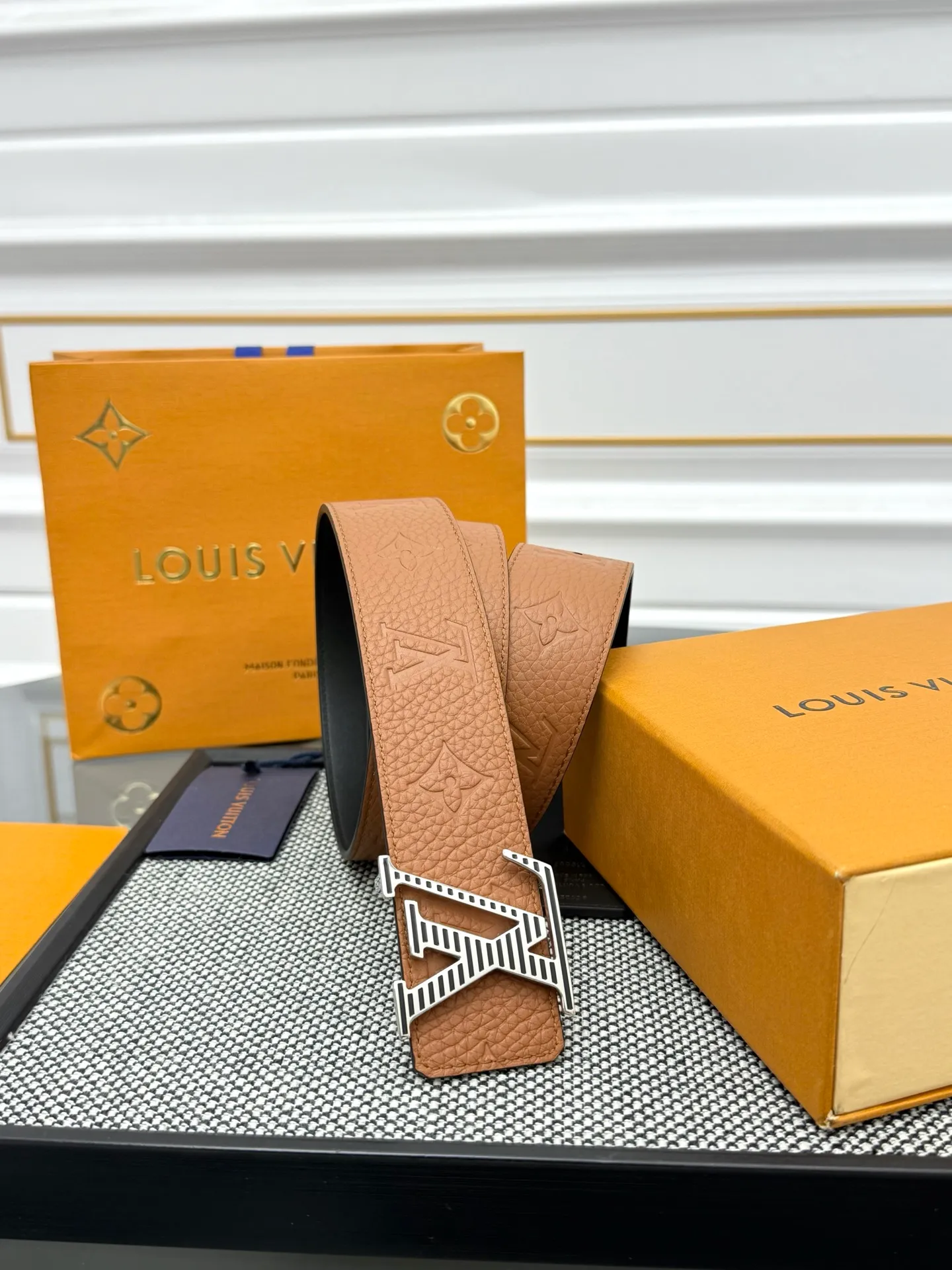 💰520💰Full package💰 💍Purchase level LV⚡️🌹Trendy men's wear New belt L V NEW Width 4cm The belt surface is made of imported Togo pebbles embossed with floral patterns. Pure black original calfskin bottom. Excellent hand feel. Paired with exquisite buckles of the same color as the belt. Multi-color🉑selected. Matches original packaging📦