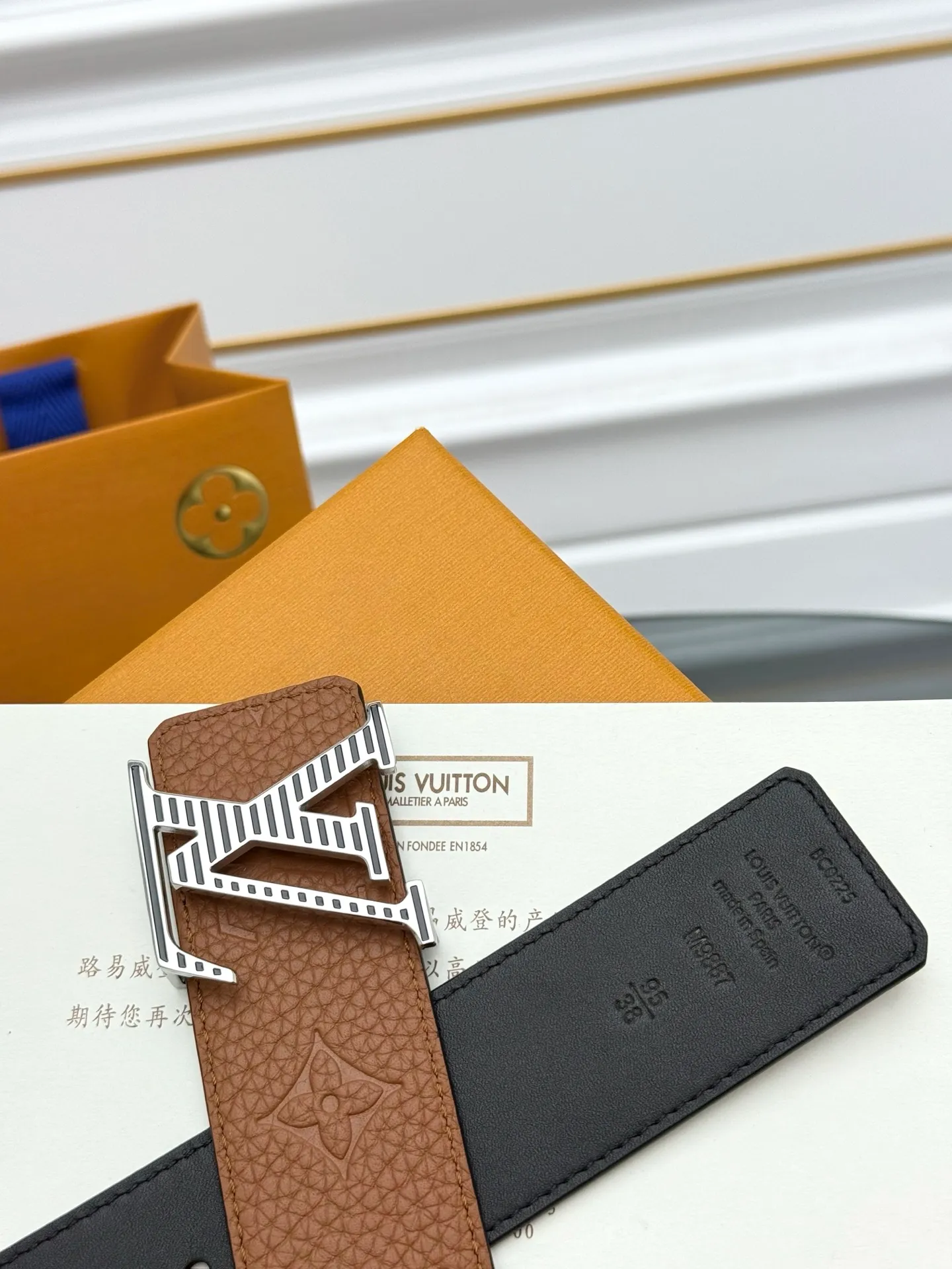 💰520💰Full package💰 💍Purchase level LV⚡️🌹Trendy men's wear New belt L V NEW Width 4cm The belt surface is made of imported Togo pebbles embossed with floral patterns. Pure black original calfskin bottom. Excellent hand feel. Paired with exquisite buckles of the same color as the belt. Multi-color🉑selected. Matches original packaging📦