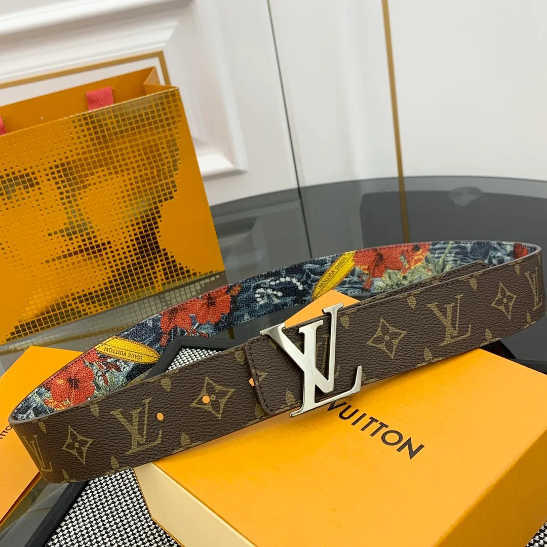 💰480💰Full package💰 💍Purchase-grade LV Louis Vuitton [New product] Genuine version Width 40MM The 2024 early autumn men's wear series follows the footsteps of Dandy sailors and embarks on a global journey. This LV Tag reversible belt has a surf-style pattern on one side, evoking memories of tropical island trips, and flips it over to reveal the classic Monogram element. LV Tag buckle adds another touch of attention