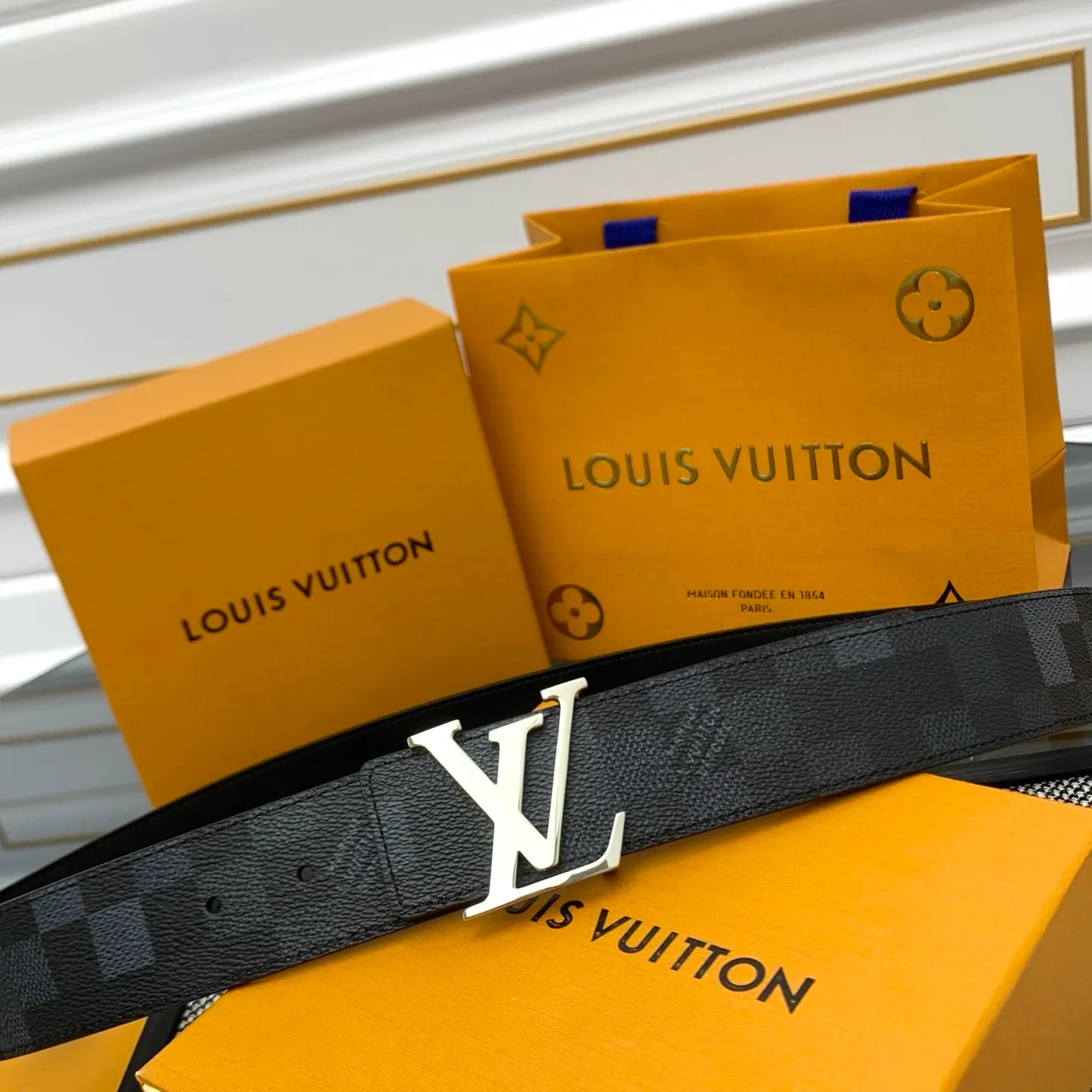 💰480💰Full package💰 💍Purchase level Lv M8958 Initiales Damoflage⚡️🌹The double-sided belt is cleverly integrated into the pixelated Damoflage pattern created by Pharrell Williams⚡️🌹It uses deep tones to implicitly show the trendy style. Polished LV letter buckle and Marque L.Vuitton Déposée logo reiterate the brand identity ⚡️🌹Width 4.0cm