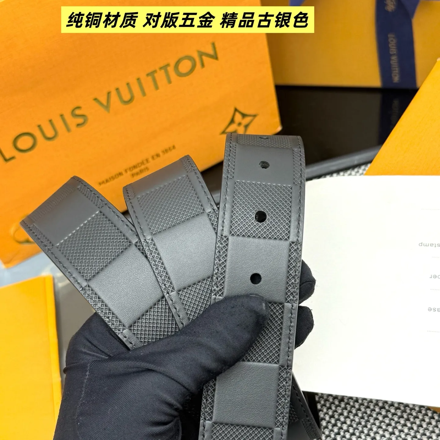 💰520💰Full package💰 💍Purchasing-grade LV⚡️🌹Drift Monogram Surplus belt reinterprets the brand heritage from a youthful perspective and tells the dynamic aesthetics of creative director Pharrell Williams. Monogram coated canvas is dipped in military colors on one side, while the reverse is in plain leather with a subtle pin buckle.