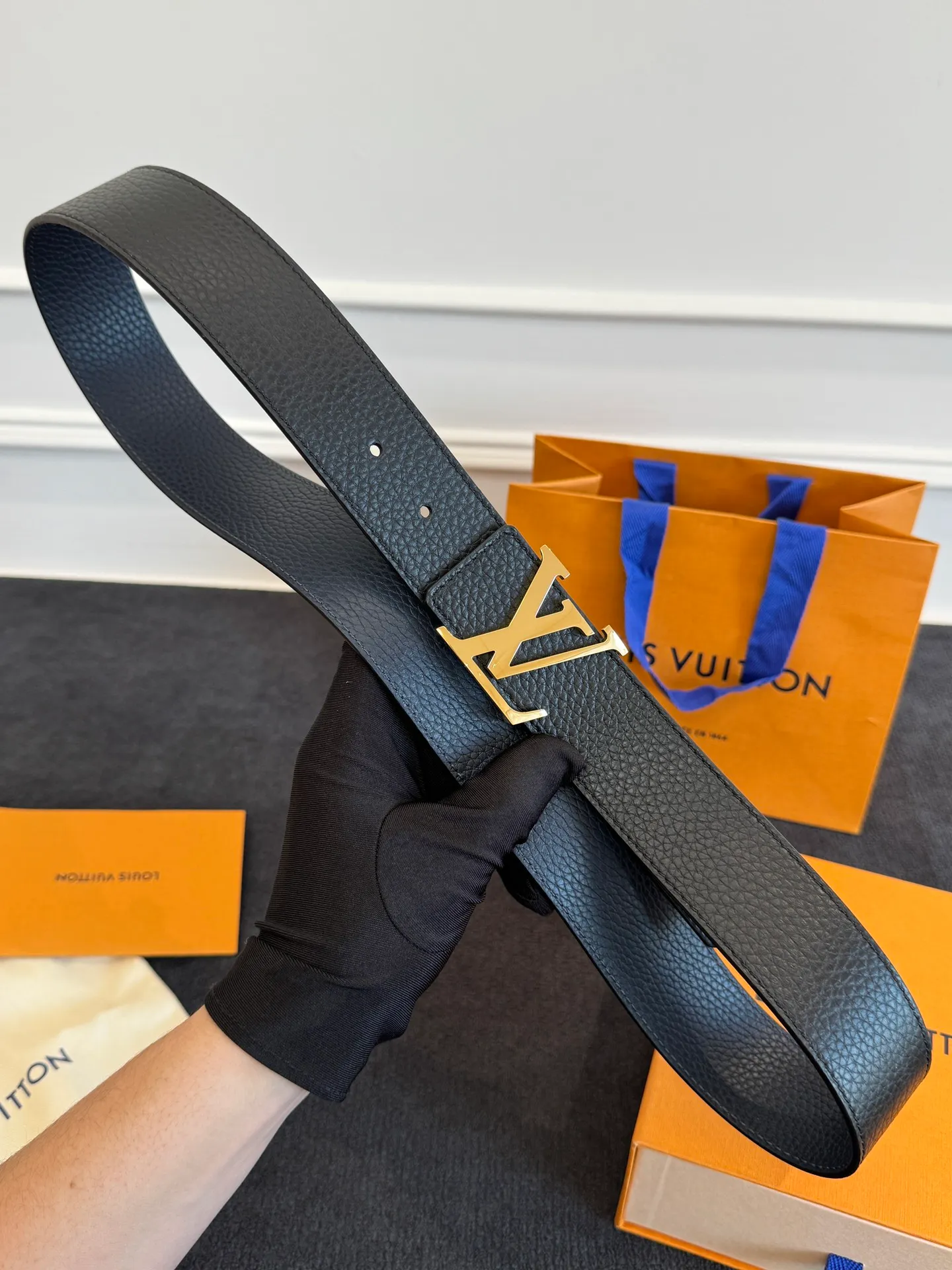💰520💰Full package💰 💍Purchasing agent level LV men's belt⚡️🌹Small single item enhances clothes!!! Width 4.0cm⚡️🌹Selected imported calfskin on both sides. Pure cowhide with pebbled pattern on the belt. Boutique letter buckle is simple and elegant⚡️🌹Low-key and very suitable for daily use