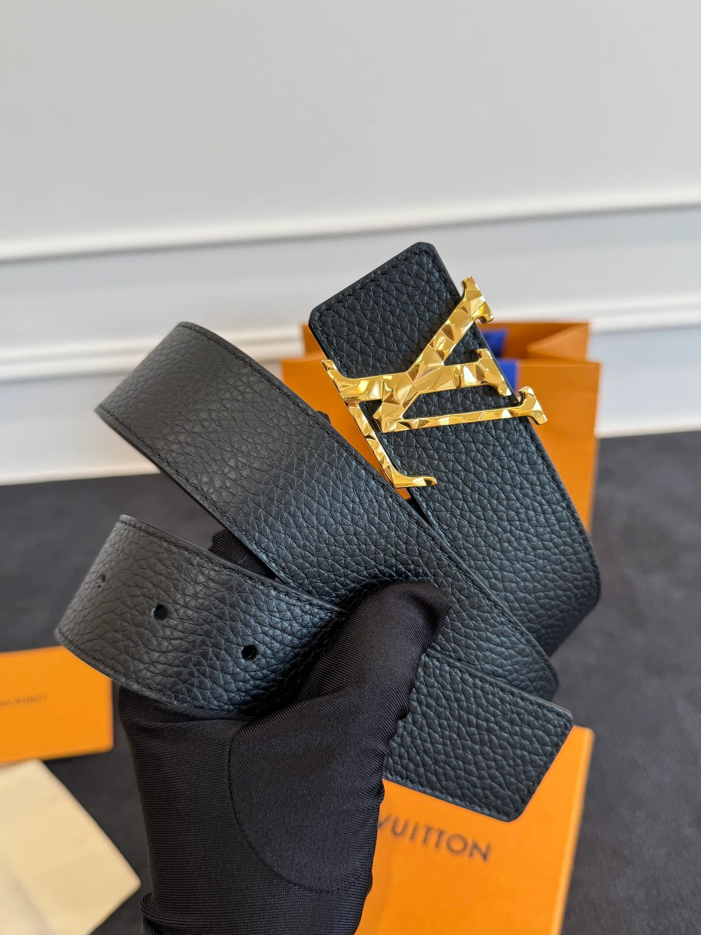 💰520💰Full package💰 💍Purchasing agent level LV men's belt⚡️🌹Small single item enhances clothes!!! Width 4.0cm⚡️🌹Selected imported calfskin on both sides. Pure cowhide with pebbled pattern on the belt. Boutique letter buckle is simple and elegant⚡️🌹Low-key and very suitable for daily use