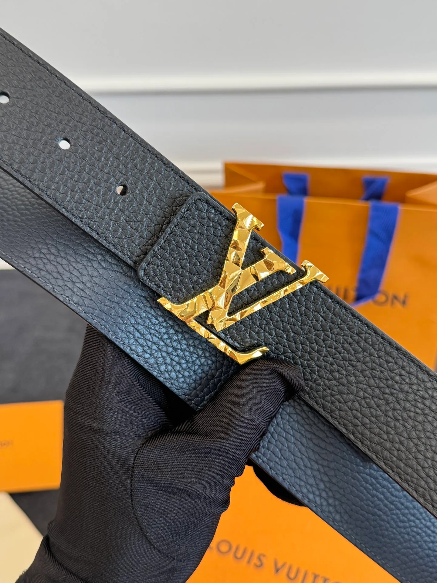 💰520💰Full package💰 💍Purchasing agent level LV men's belt⚡️🌹Small single item enhances clothes!!! Width 4.0cm⚡️🌹Selected imported calfskin on both sides. Pure cowhide with pebbled pattern on the belt. Boutique letter buckle is simple and elegant⚡️🌹Low-key and very suitable for daily use