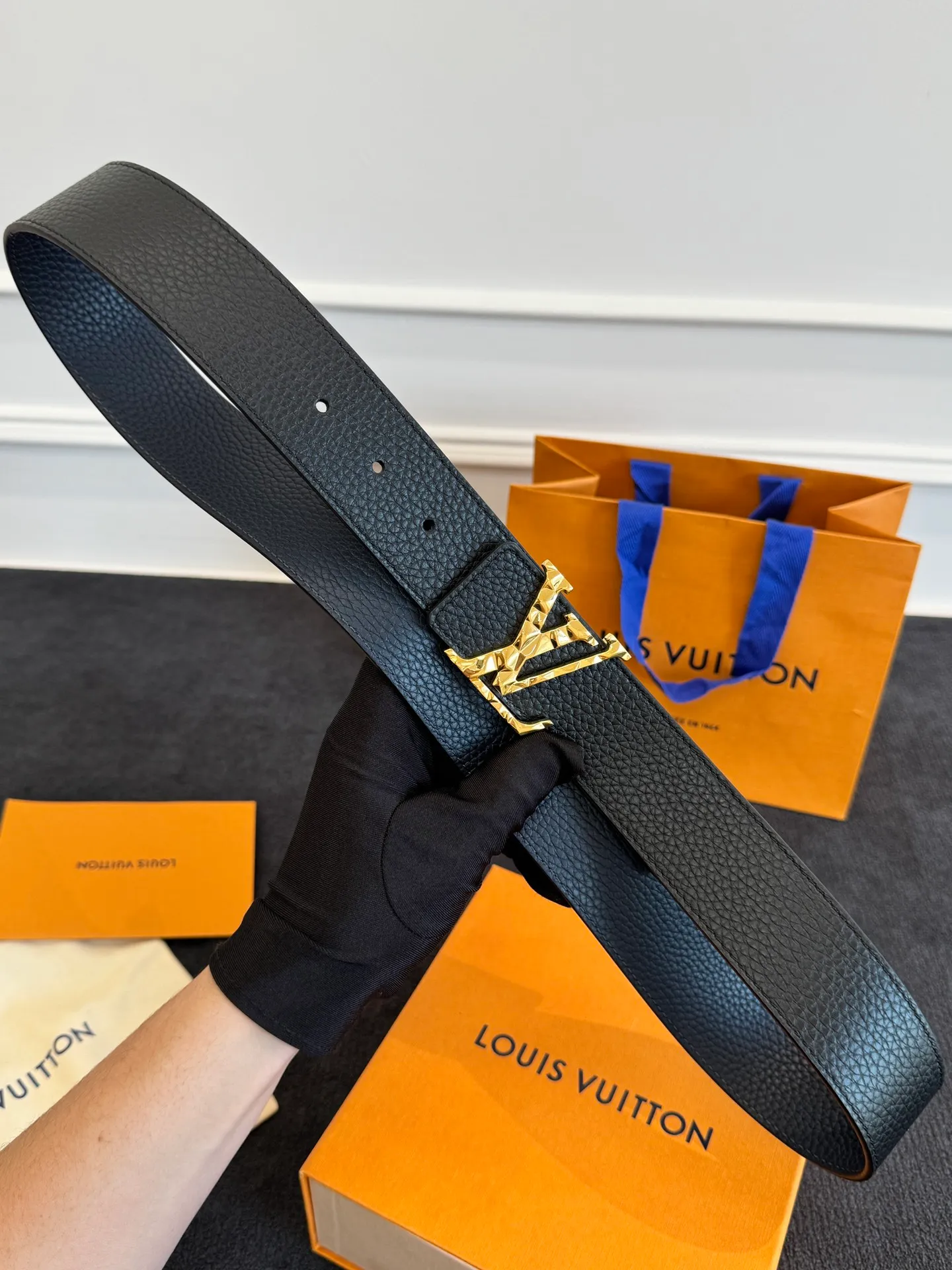 💰520💰Full package💰 💍Purchasing agent level LV men's belt⚡️🌹Small single item enhances clothes!!! Width 4.0cm⚡️🌹Selected imported calfskin on both sides. Pure cowhide with pebbled pattern on the belt. Boutique letter buckle is simple and elegant⚡️🌹Low-key and very suitable for daily use