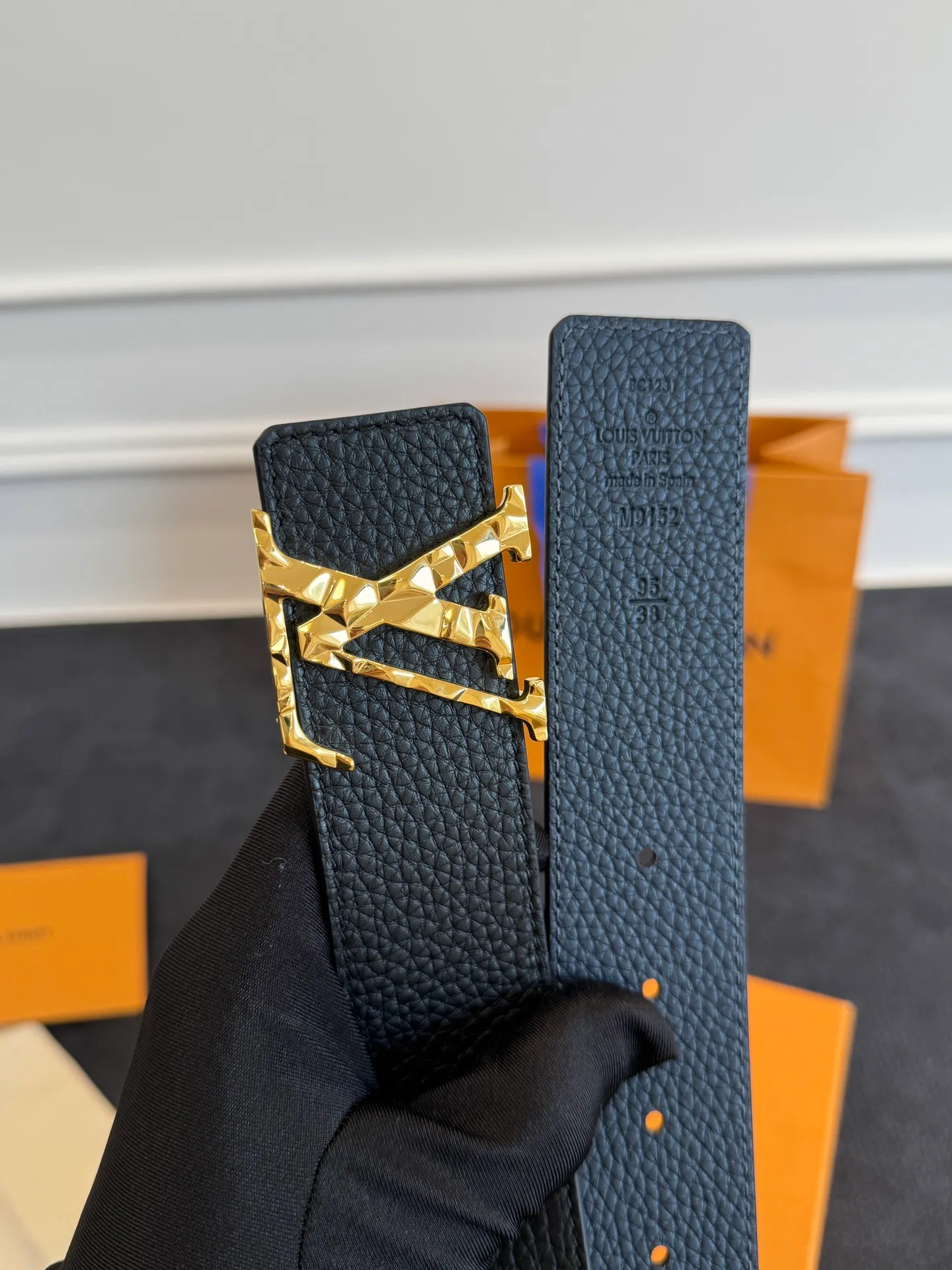 💰520💰Full package💰 💍Purchasing agent level LV men's belt⚡️🌹Small single item enhances clothes!!! Width 4.0cm⚡️🌹Selected imported calfskin on both sides. Pure cowhide with pebbled pattern on the belt. Boutique letter buckle is simple and elegant⚡️🌹Low-key and very suitable for daily use
