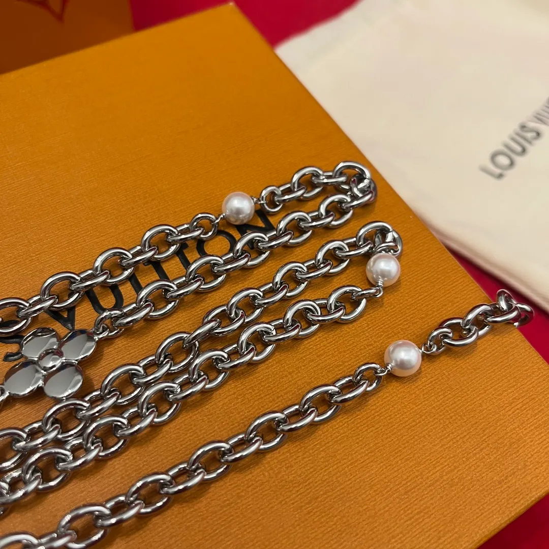 💰520💰Full package💰 💍Purchase level Lv✨Lvjia waist chain💎👗Super fairy The fine waist chain is decorated with a series of floral patterns and large letter logo hardware, and is embellished with pearls⚡️🌹Length🉑adjustable Whether worn with skirts or pants, it is definitely your best choice
