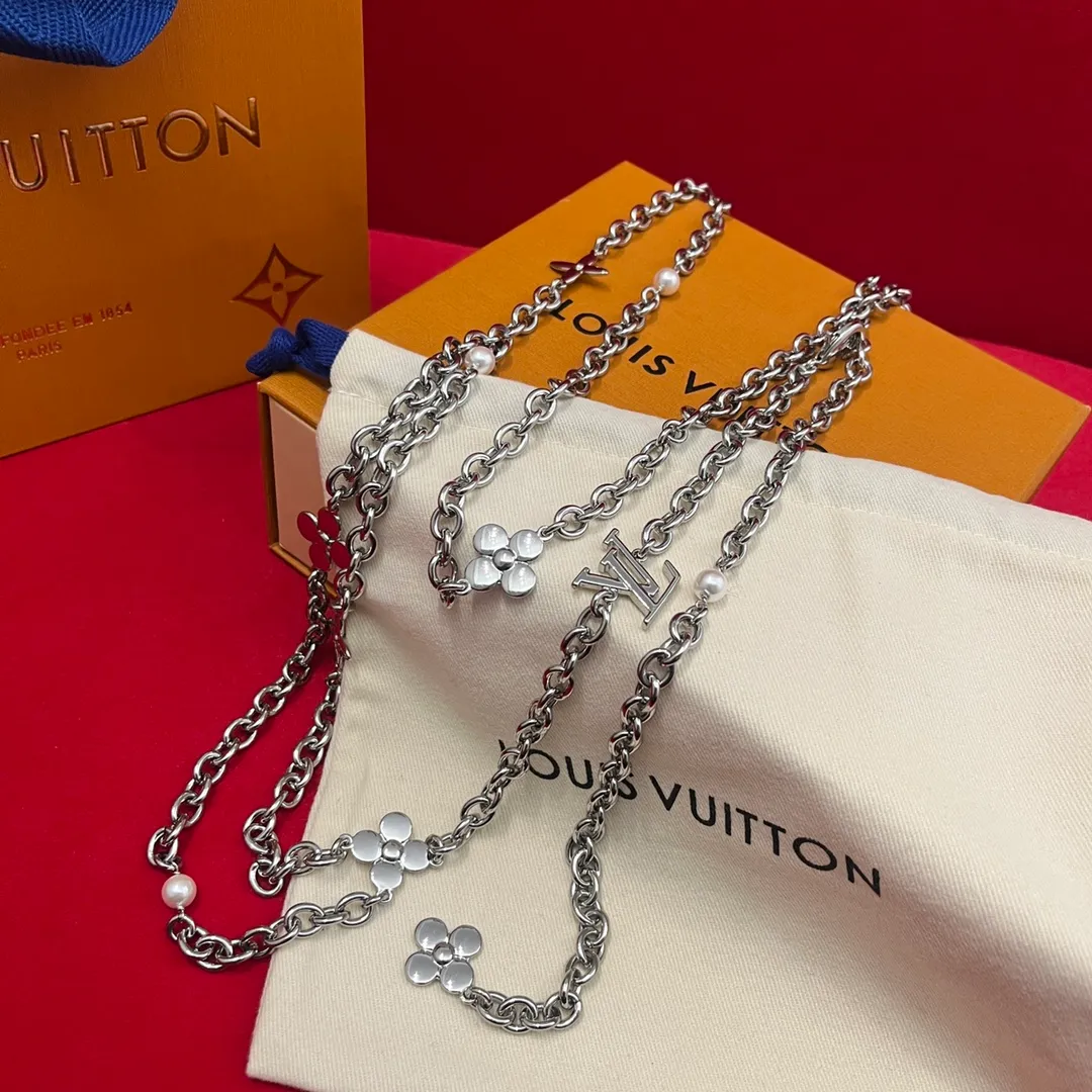 💰520💰Full package💰 💍Purchase level Lv✨Lvjia waist chain💎👗Super fairy The fine waist chain is decorated with a series of floral patterns and large letter logo hardware, and is embellished with pearls⚡️🌹Length🉑adjustable Whether worn with skirts or pants, it is definitely your best choice