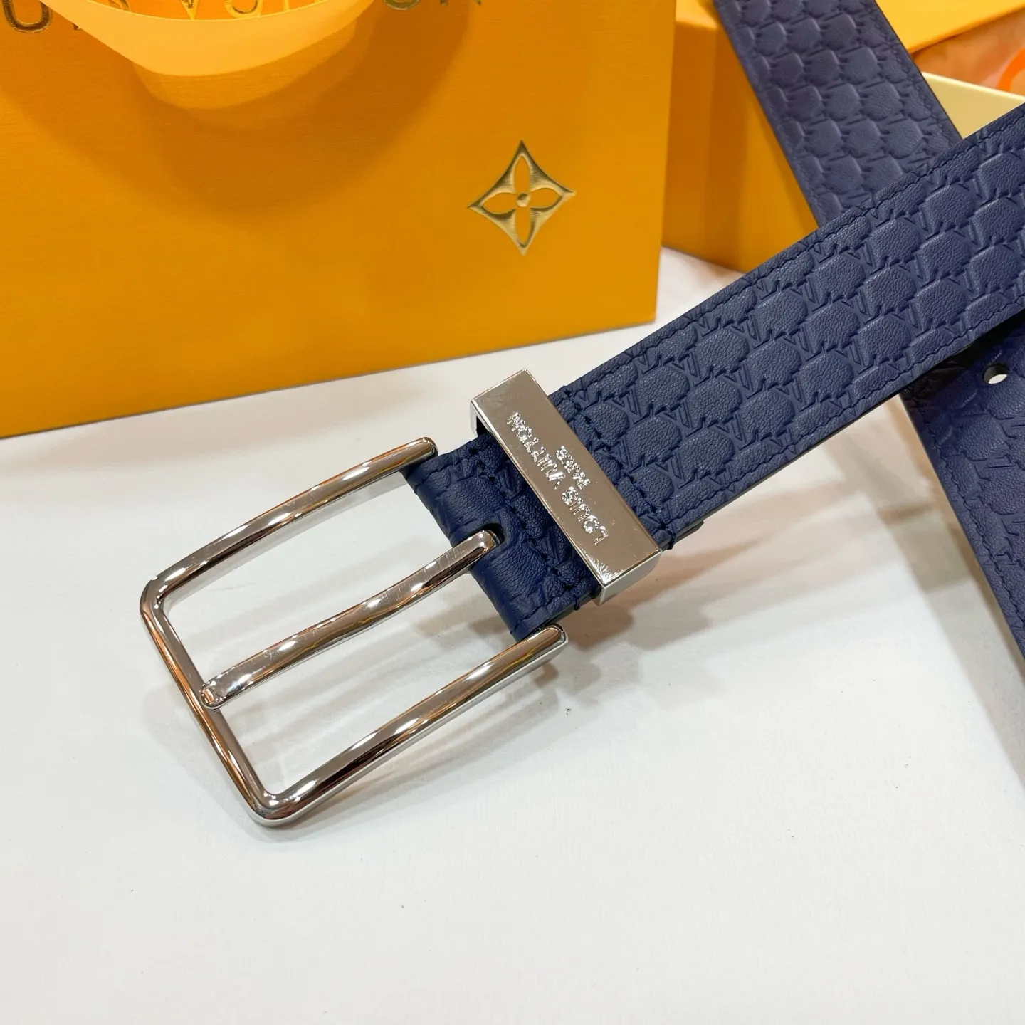 💰480💰Full package💰 💍Purchasing-grade new Lv men's belt⚡️🌹Width 3.5cm Customized canvas fabric decorated with new pattern effect (pure color) ⚡️🌹Set off imported calfskin color bottom Paired with exquisite letter buckle, excellent feel New counter model⚡️🌹