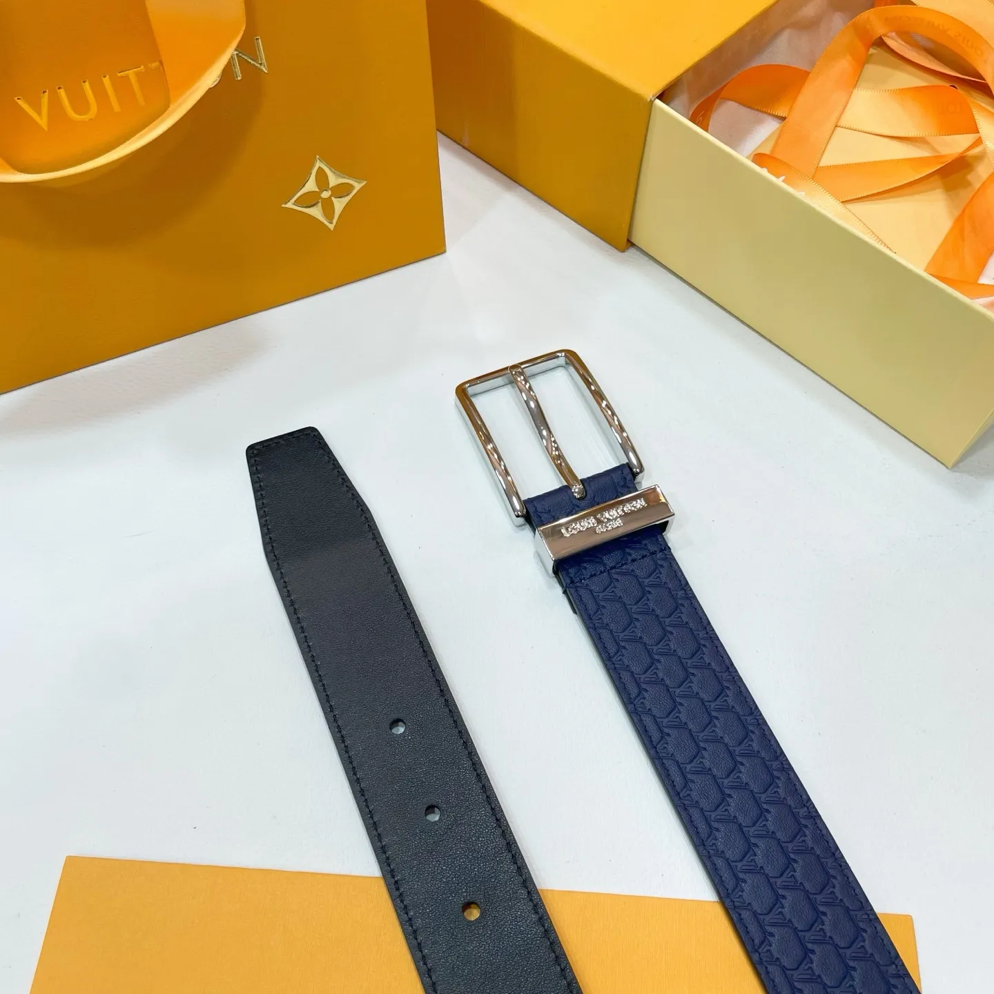 💰480💰Full package💰 💍Purchasing-grade new Lv men's belt⚡️🌹Width 3.5cm Customized canvas fabric decorated with new pattern effect (pure color) ⚡️🌹Set off imported calfskin color bottom Paired with exquisite letter buckle, excellent feel New counter model⚡️🌹