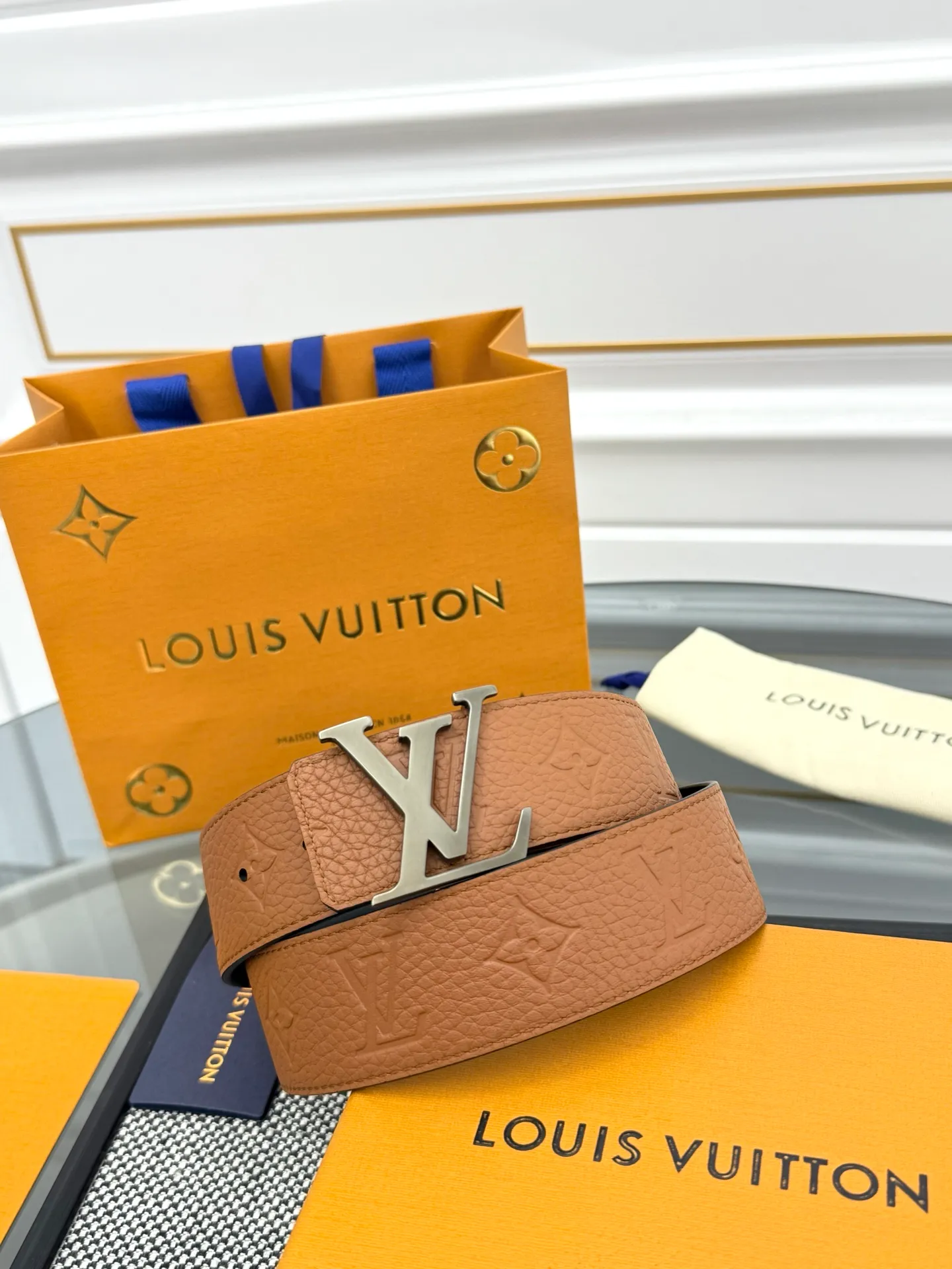 💰520💰Full package💰 💍Purchase level LV⚡️🌹Trendy men's wear New belt L V NEW Width 4cm The belt surface is made of imported Togo pebbles embossed with floral patterns. Pure black original calfskin bottom. Excellent hand feel. Paired with exquisite buckles of the same color as the belt. Multi-color🉑selected. Matches original packaging📦