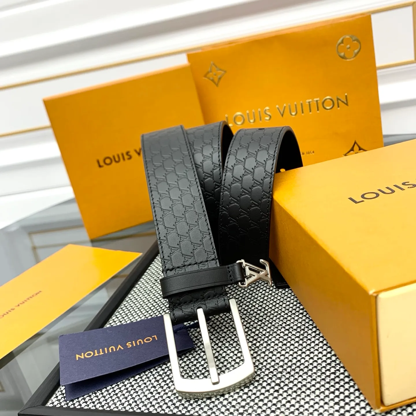💰520💰Full package💰 💍Purchasing-grade LV Everyday Pin⚡️🌹The belt is made of smooth leather with a Louis Vuitton inscribed brass buckle⚡️🌹The exquisite LV Initiales decoration is suspended under the drawstring loop. Eye-catching stitching brings visual focus⚡️🌹Easily upgrade to formal or casual looks⚡️🌹Width 3.5cm