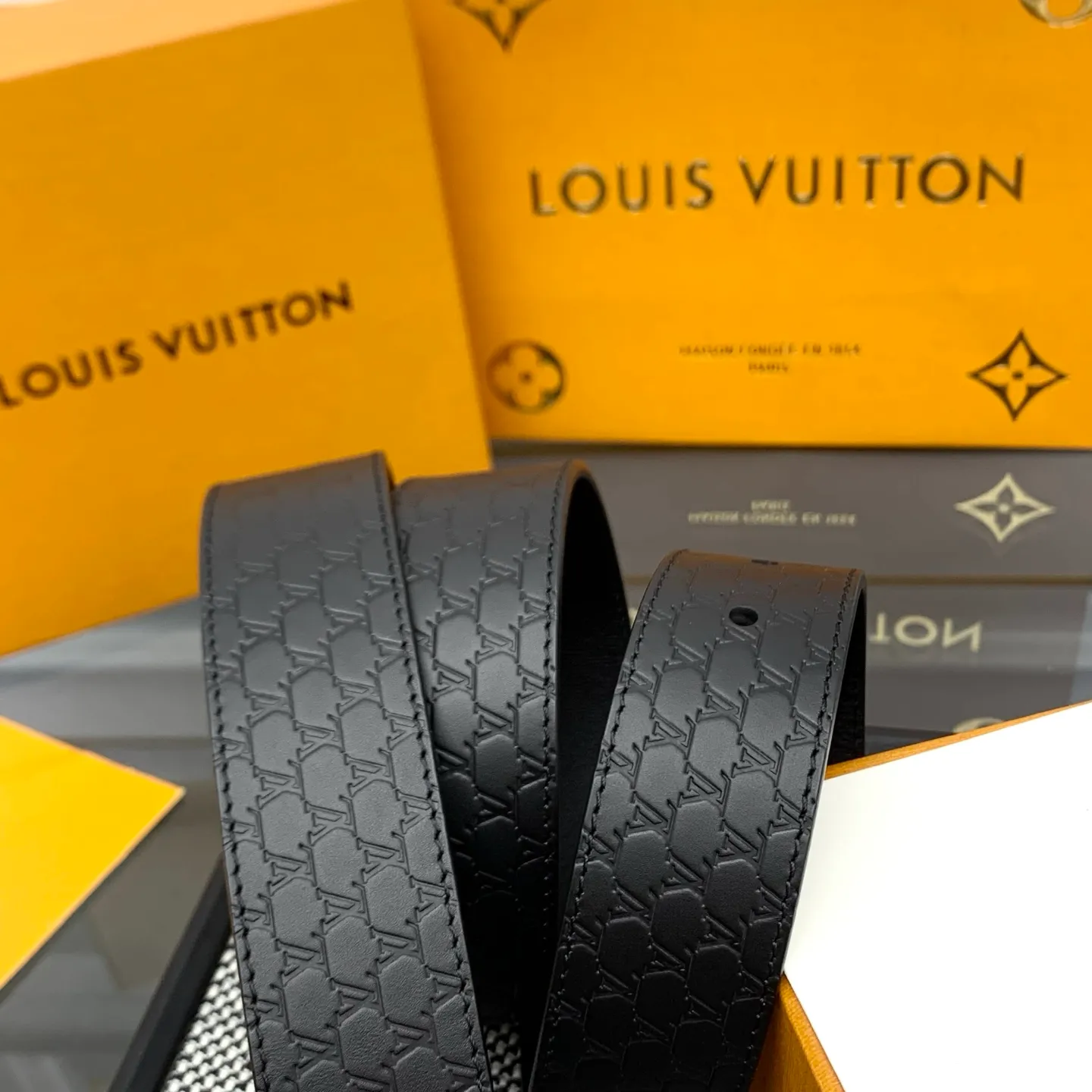💰520💰Full package💰 💍Purchasing-grade LV Everyday Pin⚡️🌹The belt is made of smooth leather with a Louis Vuitton inscribed brass buckle⚡️🌹The exquisite LV Initiales decoration is suspended under the drawstring loop. Eye-catching stitching brings visual focus⚡️🌹Easily upgrade to formal or casual looks⚡️🌹Width 3.5cm