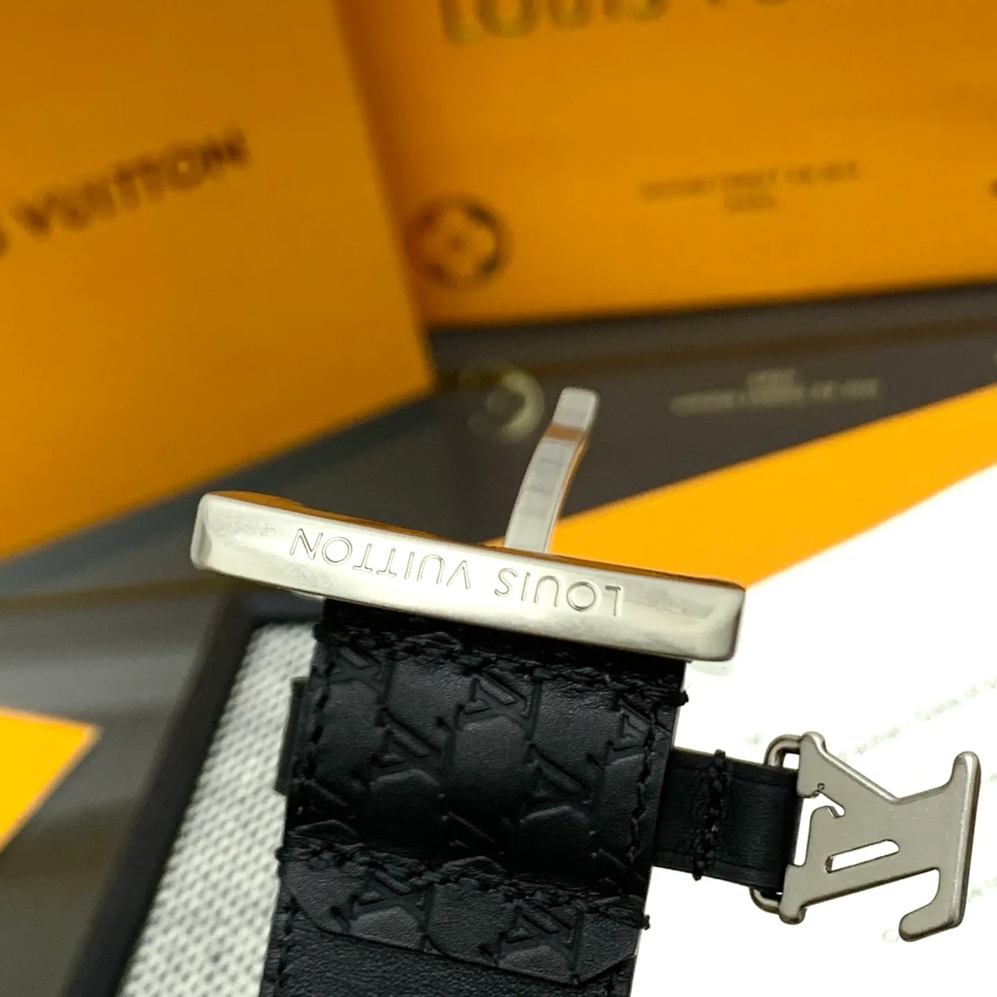 💰520💰Full package💰 💍Purchasing-grade LV Everyday Pin⚡️🌹The belt is made of smooth leather with a Louis Vuitton inscribed brass buckle⚡️🌹The exquisite LV Initiales decoration is suspended under the drawstring loop. Eye-catching stitching brings visual focus⚡️🌹Easily upgrade to formal or casual looks⚡️🌹Width 3.5cm