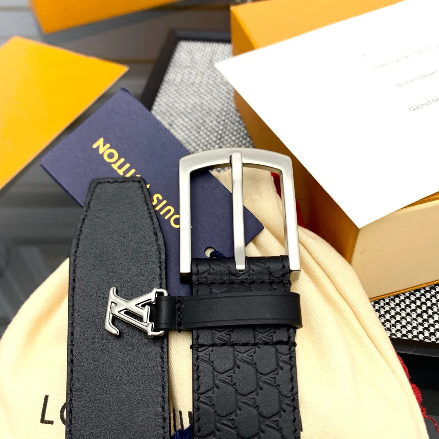💰520💰Full package💰 💍Purchasing-grade LV Everyday Pin⚡️🌹The belt is made of smooth leather with a Louis Vuitton inscribed brass buckle⚡️🌹The exquisite LV Initiales decoration is suspended under the drawstring loop. Eye-catching stitching brings visual focus⚡️🌹Easily upgrade to formal or casual looks⚡️🌹Width 3.5cm