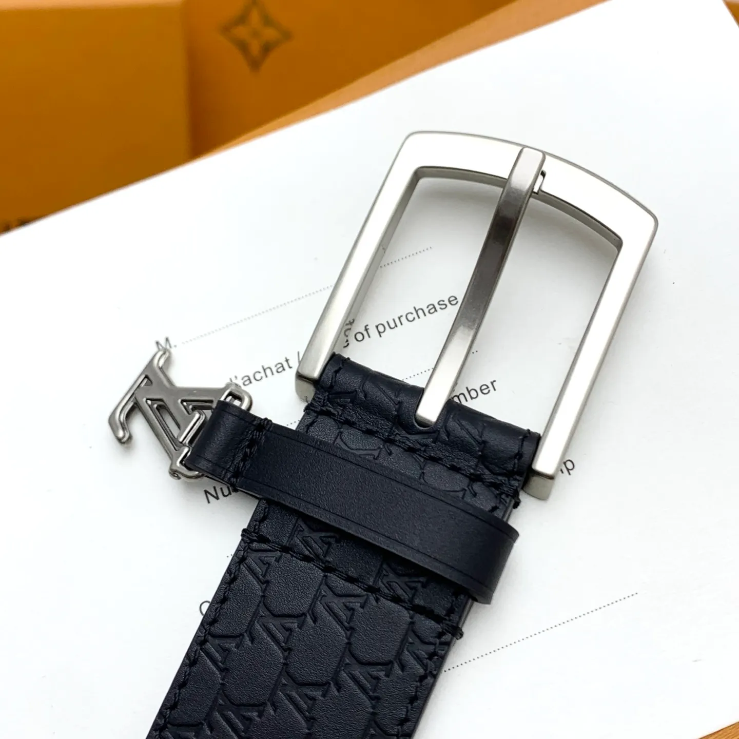💰520💰Full package💰 💍Purchasing-grade LV Everyday Pin⚡️🌹The belt is made of smooth leather with a Louis Vuitton inscribed brass buckle⚡️🌹The exquisite LV Initiales decoration is suspended under the drawstring loop. Eye-catching stitching brings visual focus⚡️🌹Easily upgrade to formal or casual looks⚡️🌹Width 3.5cm