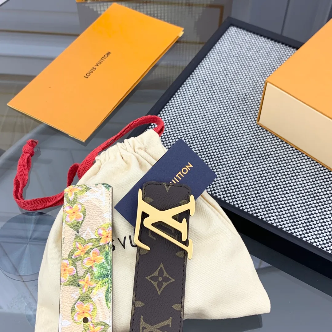 💰480💰Full package💰 💍Purchase-grade LV Louis Vuitton [New product] Genuine version Width 40MM The 2024 early autumn men's wear series follows the footsteps of Dandy sailors and embarks on a global journey. This LV Tag reversible belt has a surf-style pattern on one side, evoking memories of tropical island trips, and flips it over to reveal the classic Monogram element. LV Tag buckle adds another touch of attention