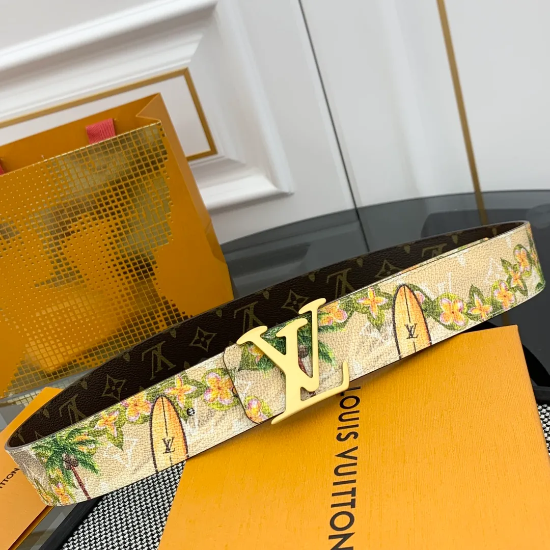 💰480💰Full package💰 💍Purchase-grade LV Louis Vuitton [New product] Genuine version Width 40MM The 2024 early autumn men's wear series follows the footsteps of Dandy sailors and embarks on a global journey. This LV Tag reversible belt has a surf-style pattern on one side, evoking memories of tropical island trips, and flips it over to reveal the classic Monogram element. LV Tag buckle adds another touch of attention