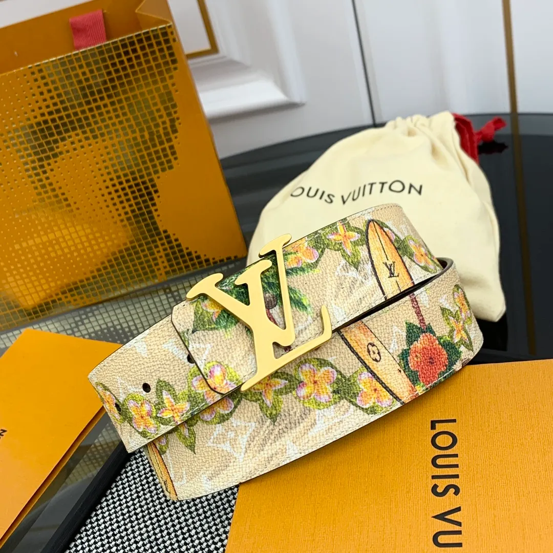💰480💰Full package💰 💍Purchase-grade LV Louis Vuitton [New product] Genuine version Width 40MM The 2024 early autumn men's wear series follows the footsteps of Dandy sailors and embarks on a global journey. This LV Tag reversible belt has a surf-style pattern on one side, evoking memories of tropical island trips, and flips it over to reveal the classic Monogram element. LV Tag buckle adds another touch of attention