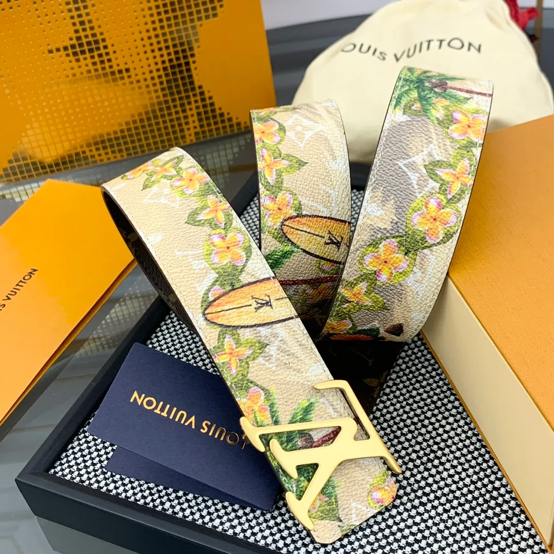 💰480💰Full package💰 💍Purchase-grade LV Louis Vuitton [New product] Genuine version Width 40MM The 2024 early autumn men's wear series follows the footsteps of Dandy sailors and embarks on a global journey. This LV Tag reversible belt has a surf-style pattern on one side, evoking memories of tropical island trips, and flips it over to reveal the classic Monogram element. LV Tag buckle adds another touch of attention