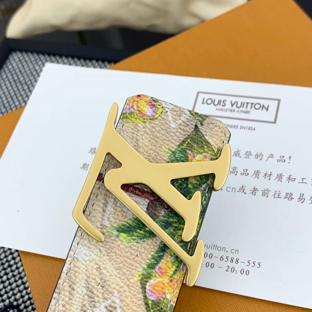 💰480💰Full package💰 💍Purchase-grade LV Louis Vuitton [New product] Genuine version Width 40MM The 2024 early autumn men's wear series follows the footsteps of Dandy sailors and embarks on a global journey. This LV Tag reversible belt has a surf-style pattern on one side, evoking memories of tropical island trips, and flips it over to reveal the classic Monogram element. LV Tag buckle adds another touch of attention