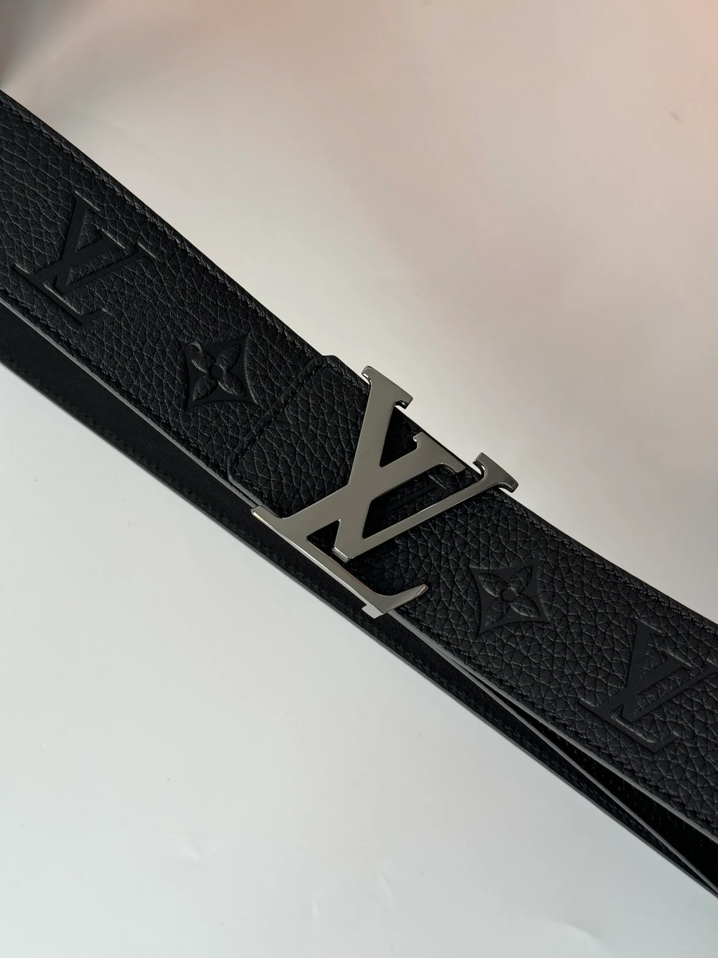💰480💰Full package💰 💍Purchase level LV Shape MNG ⚡️Climbing double-sided belt draws inspiration from rock climbing⚡️The spray-painted Monogram climbing pattern expresses the rough texture of the rugged rocks. Turn it over to reveal the calm plain color⚡️Width 40 mm