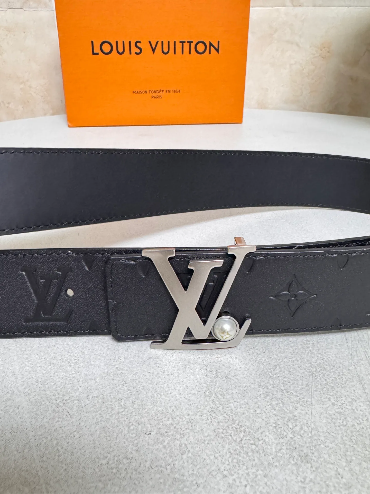 💰480💰Full package💰 💍Purchasing-grade LV⚡️🌹Fashion super list—Louis Vuitton belt black cowhide embossed belt, lettered pearls embellished with metal buckle, easy to handle regardless of season or occasion, adding to the overall style and temperament. Model M8842 Specification 40mm.