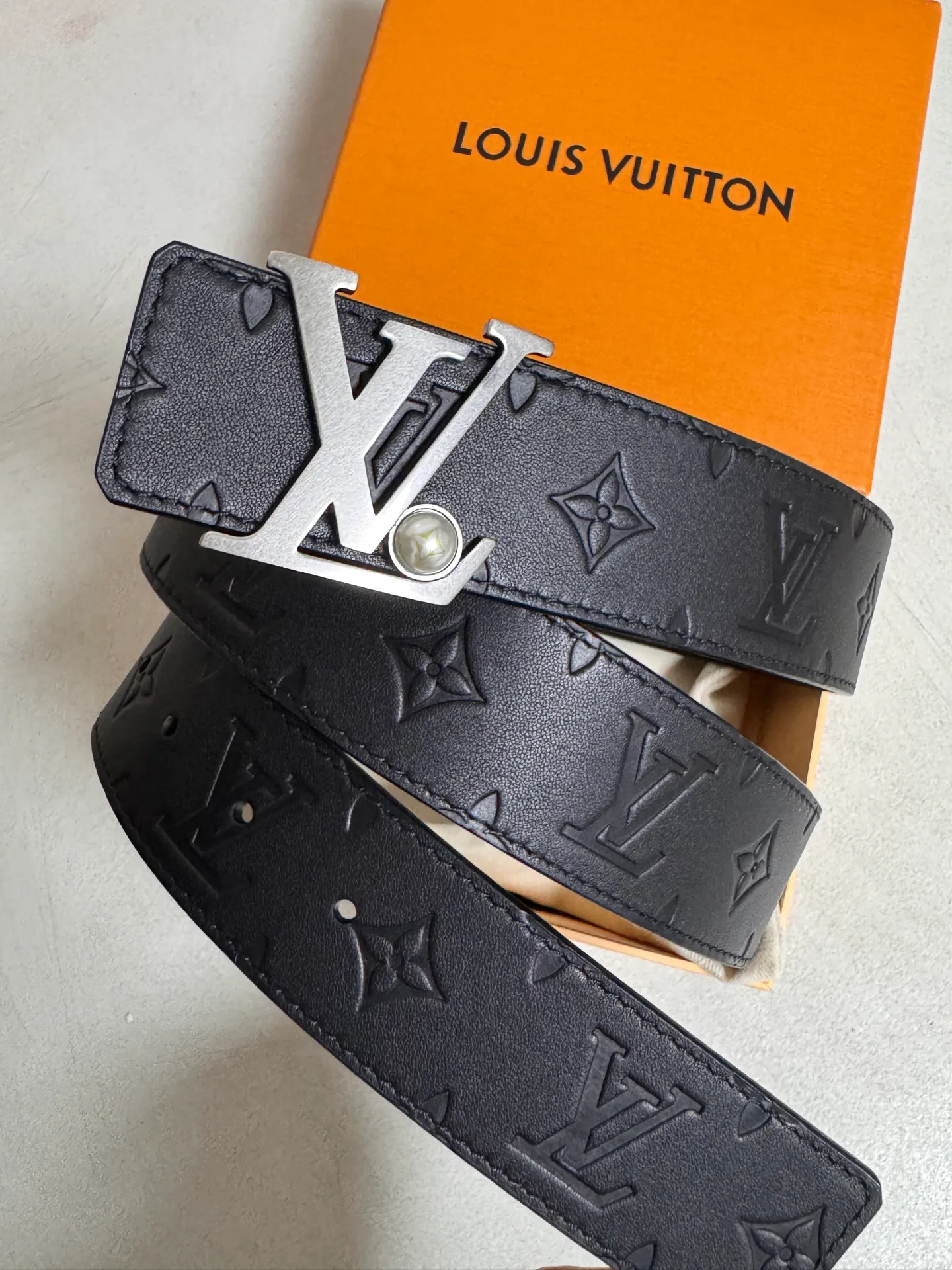 💰480💰Full package💰 💍Purchasing-grade LV⚡️🌹Fashion super list—Louis Vuitton belt black cowhide embossed belt, lettered pearls embellished with metal buckle, easy to handle regardless of season or occasion, adding to the overall style and temperament. Model M8842 Specification 40mm.