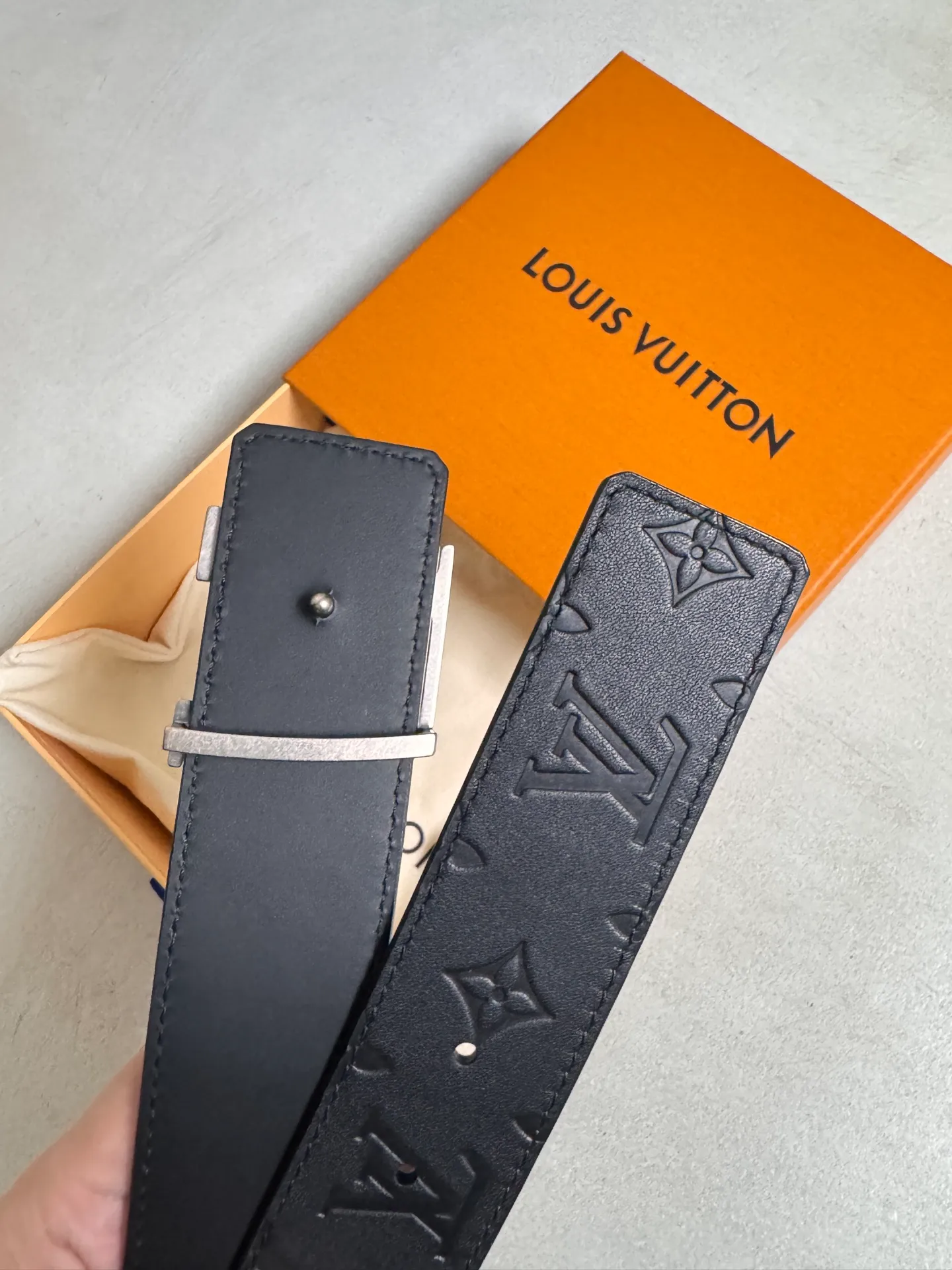 💰480💰Full package💰 💍Purchasing-grade LV⚡️🌹Fashion super list—Louis Vuitton belt black cowhide embossed belt, lettered pearls embellished with metal buckle, easy to handle regardless of season or occasion, adding to the overall style and temperament. Model M8842 Specification 40mm.