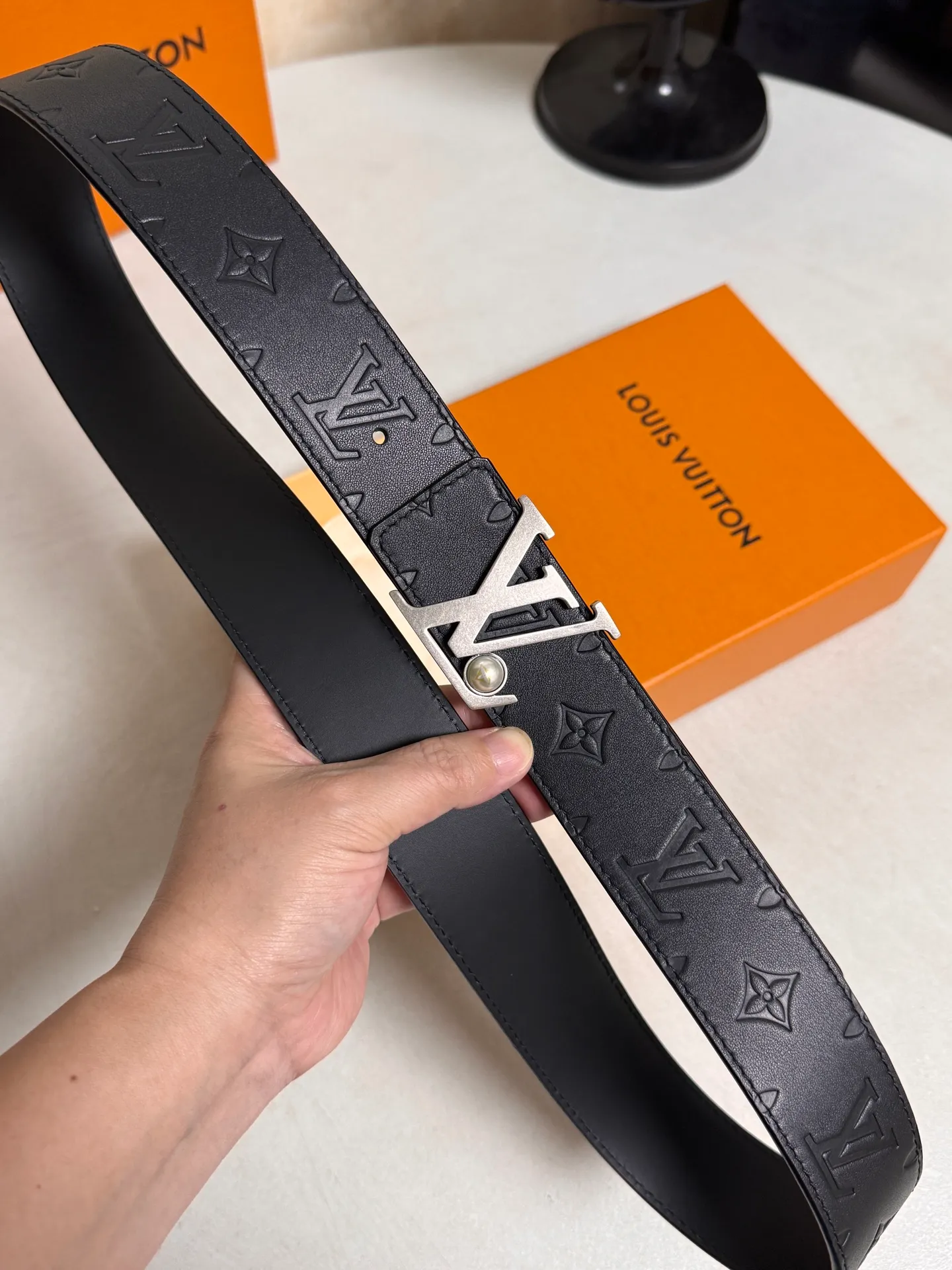 💰480💰Full package💰 💍Purchasing-grade LV⚡️🌹Fashion super list—Louis Vuitton belt black cowhide embossed belt, lettered pearls embellished with metal buckle, easy to handle regardless of season or occasion, adding to the overall style and temperament. Model M8842 Specification 40mm.