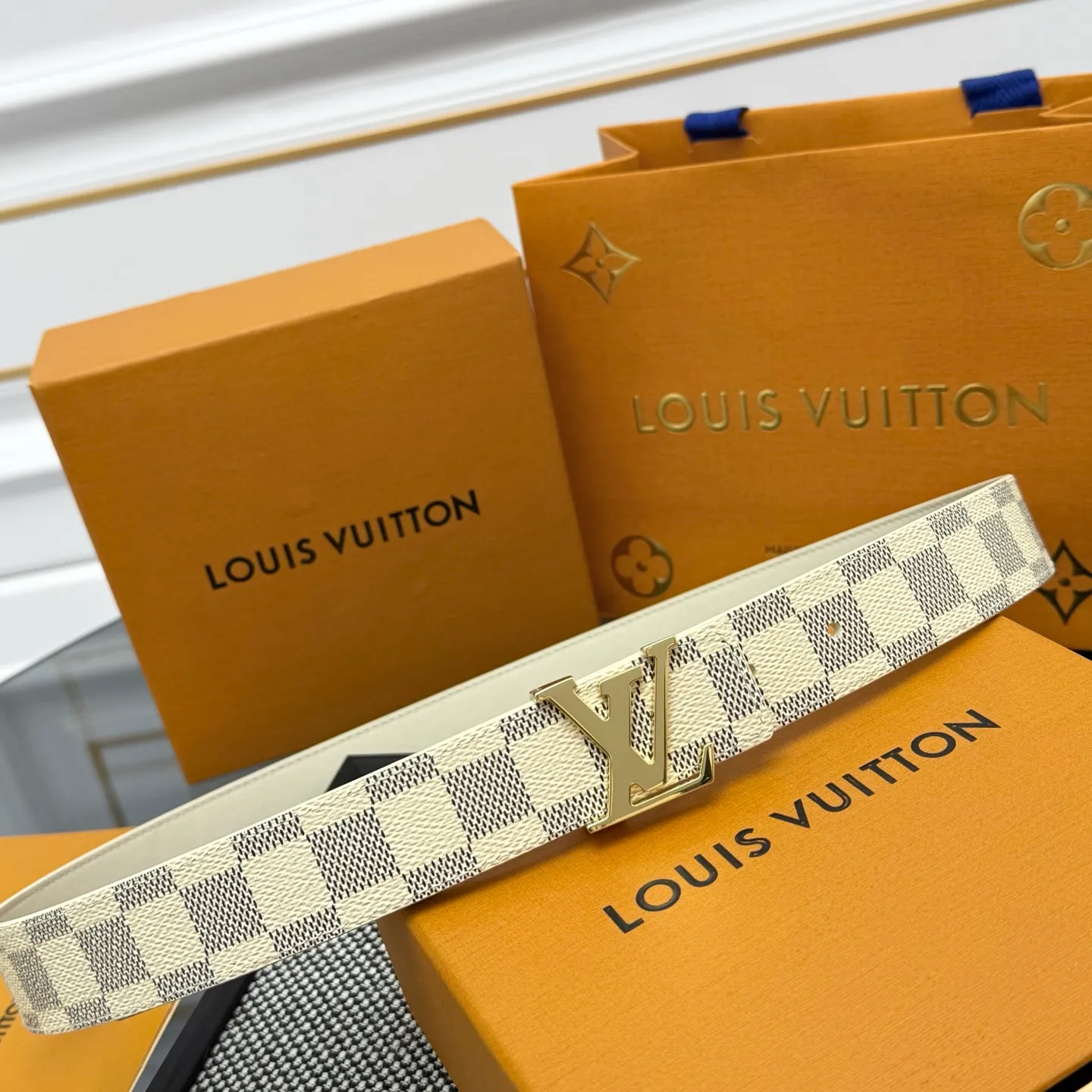 💰440💰Full package💰 💍Purchase level This style of LV Initiales⚡️Double-sided belt achieves two styles with a classic appearance⚡️Monogram canvas conveys leisure and comfort⚡️Grained cow leather reveals elegant style, matched with LV Initiales buckle⚡️Width 3.0cm