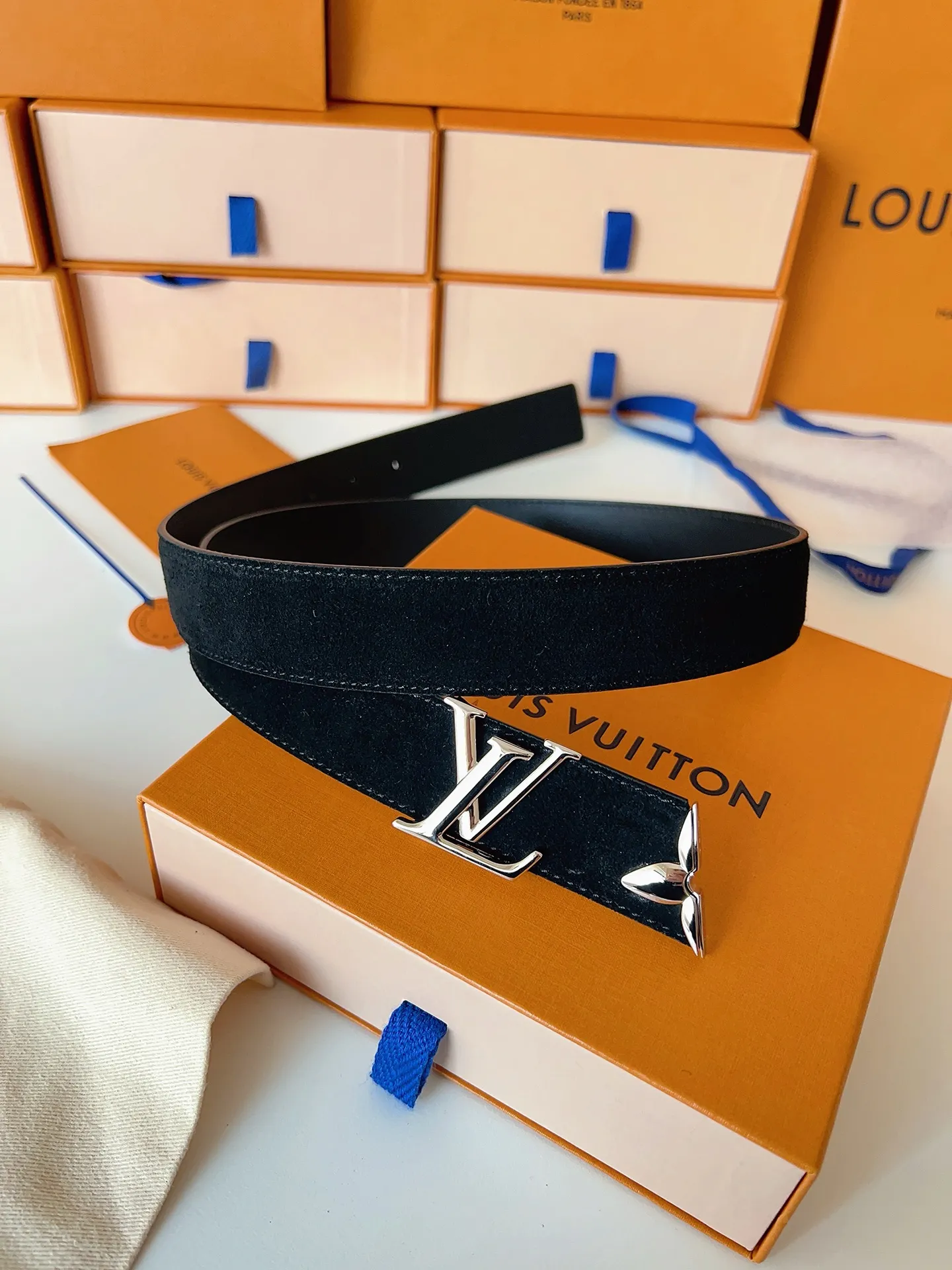 💰460💰Complete package💰 💍Purchase level LV⚡️🌹Lvjia women’s belt M4497 Width 3.0cm ⚡️🌹Soft suede calfskin sets off the original imported bottom. The end of the belt is decorated with gold metal flowers. The flower has a logo stamped on the side and is paired with a classic letter buckle.
