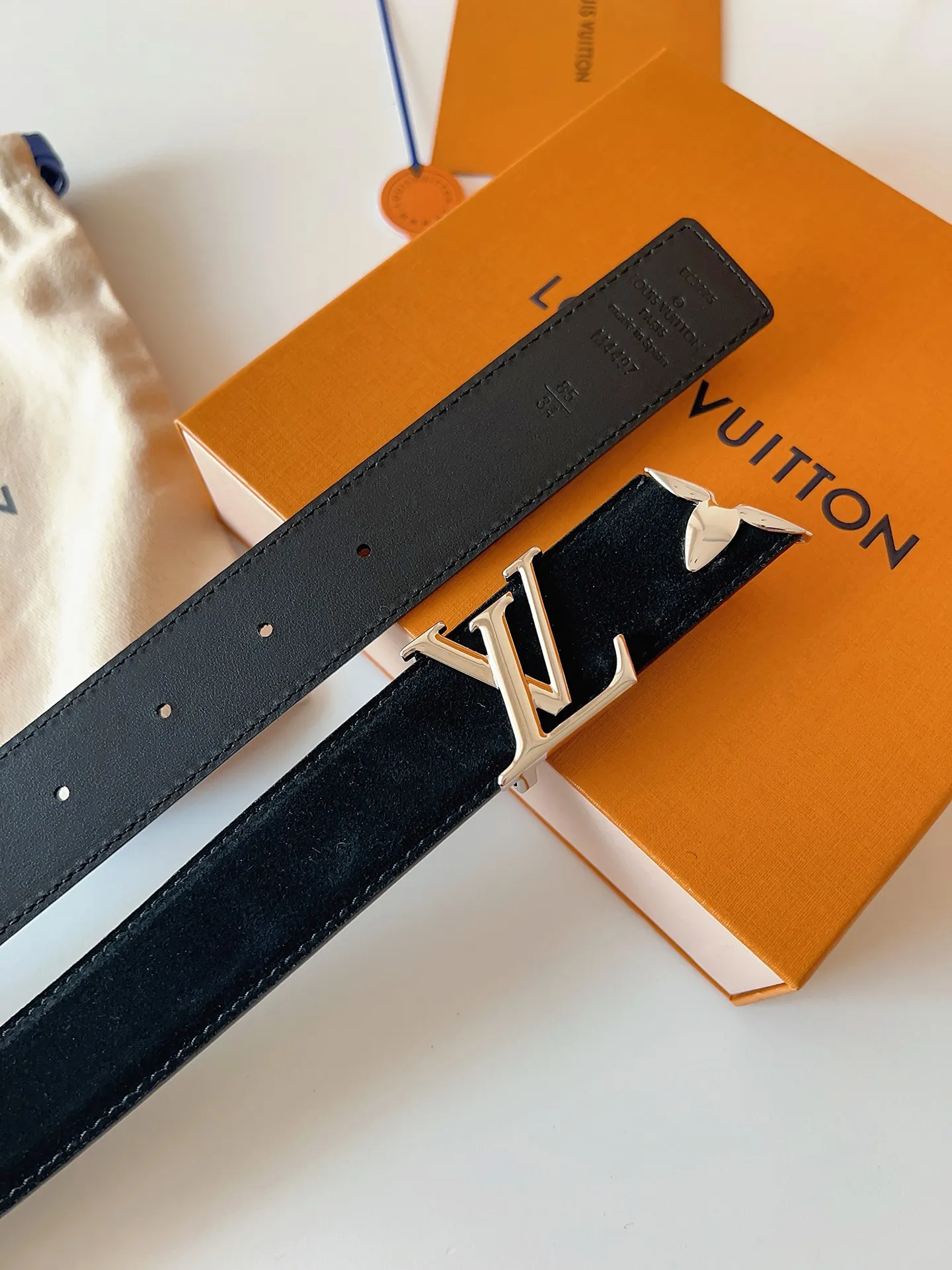 💰460💰Complete package💰 💍Purchase level LV⚡️🌹Lvjia women’s belt M4497 Width 3.0cm ⚡️🌹Soft suede calfskin sets off the original imported bottom. The end of the belt is decorated with gold metal flowers. The flower has a logo stamped on the side and is paired with a classic letter buckle.