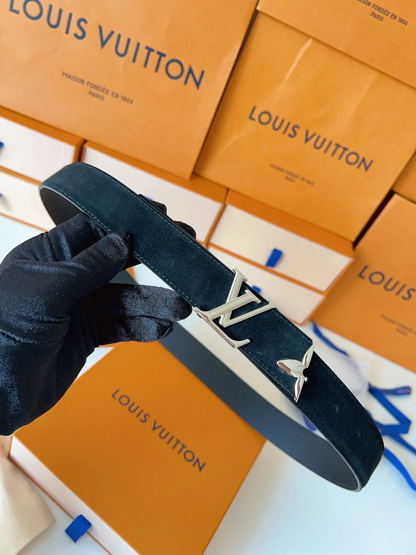 💰460💰Complete package💰 💍Purchase level LV⚡️🌹Lvjia women’s belt M4497 Width 3.0cm ⚡️🌹Soft suede calfskin sets off the original imported bottom. The end of the belt is decorated with gold metal flowers. The flower has a logo stamped on the side and is paired with a classic letter buckle.