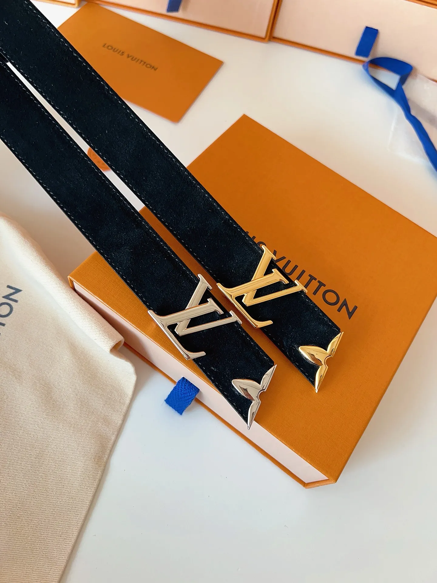 💰460💰Complete package💰 💍Purchase level LV⚡️🌹Lvjia women’s belt M4497 Width 3.0cm ⚡️🌹Soft suede calfskin sets off the original imported bottom. The end of the belt is decorated with gold metal flowers. The flower has a logo stamped on the side and is paired with a classic letter buckle.