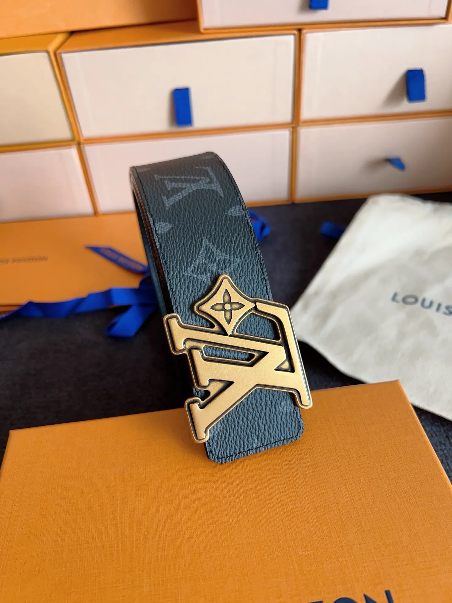 💰480💰Complete package💰 💍Purchasing-grade Lv donkey brand new product⚡️🌹Width 4.0cm Brand new retro craft letter buckle⚡️🌹One side of the belt is made of Italian original fabric🌹The bottom cowhide embossed texture version is double-sided. The upper body effect is excellent and the texture is super good M4110