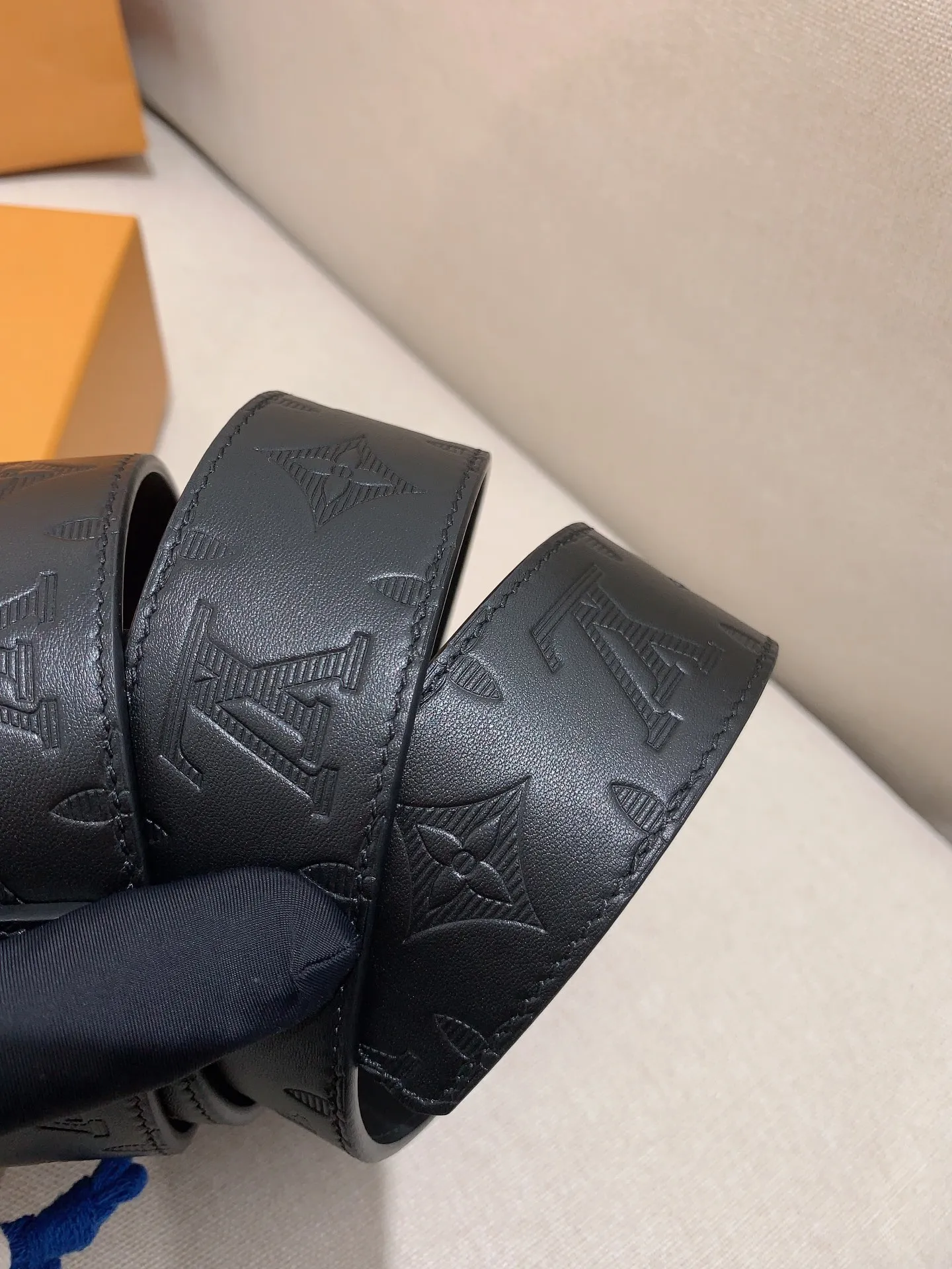 💰480💰Full package💰 💍Purchase level Men's LV Louis Vuitton belt Men's classic cowhide belt with 316 stainless steel Pin buckle with engraved letters Lv buckle Width: 4.0cm