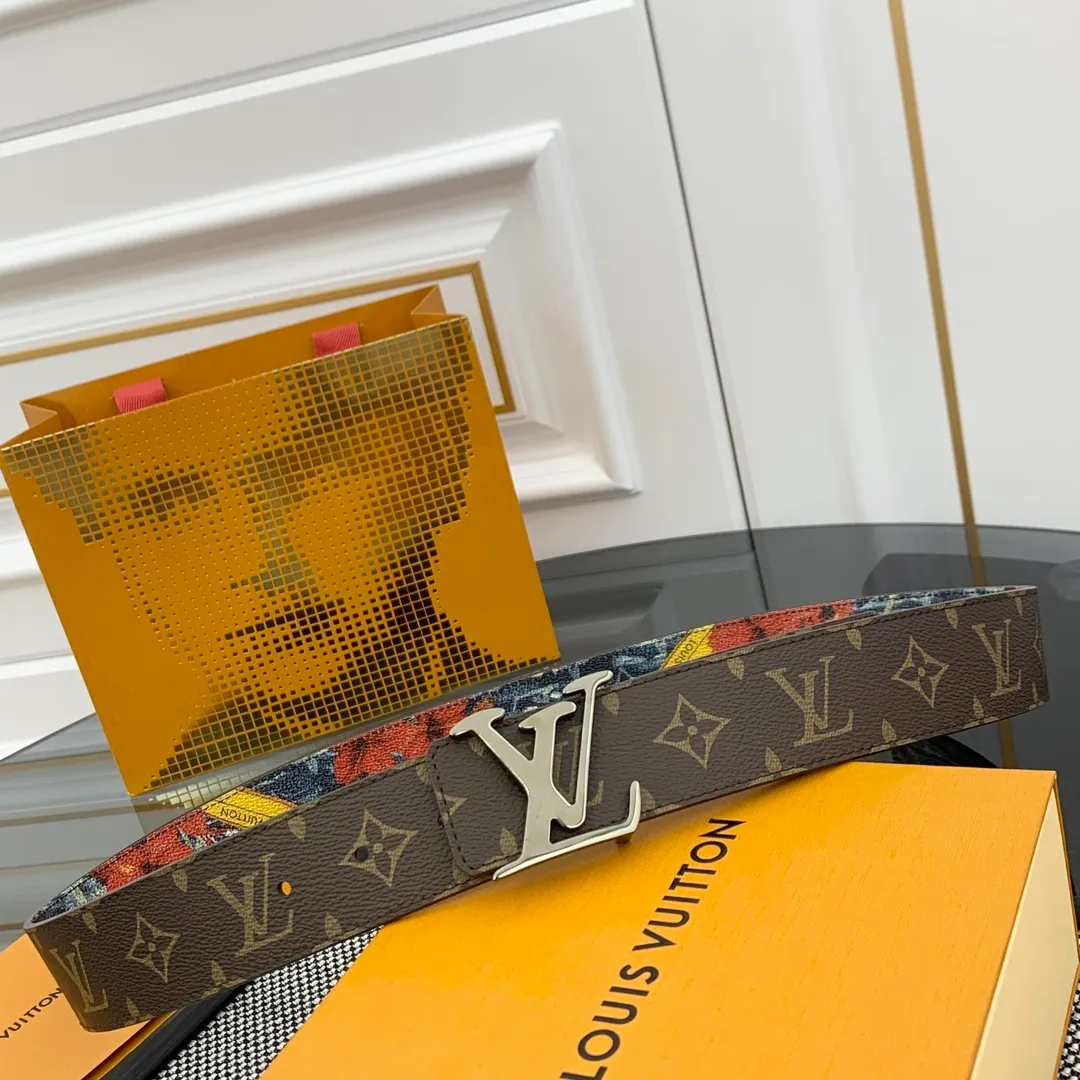💰480💰Full package💰 💍Purchase-grade LV Louis Vuitton [New product] Genuine version Width 40MM The 2024 early autumn men's wear series follows the footsteps of Dandy sailors and embarks on a global journey. This LV Tag reversible belt has a surf-style pattern on one side, evoking memories of tropical island trips, and flips it over to reveal the classic Monogram element. LV Tag buckle adds another touch of attention