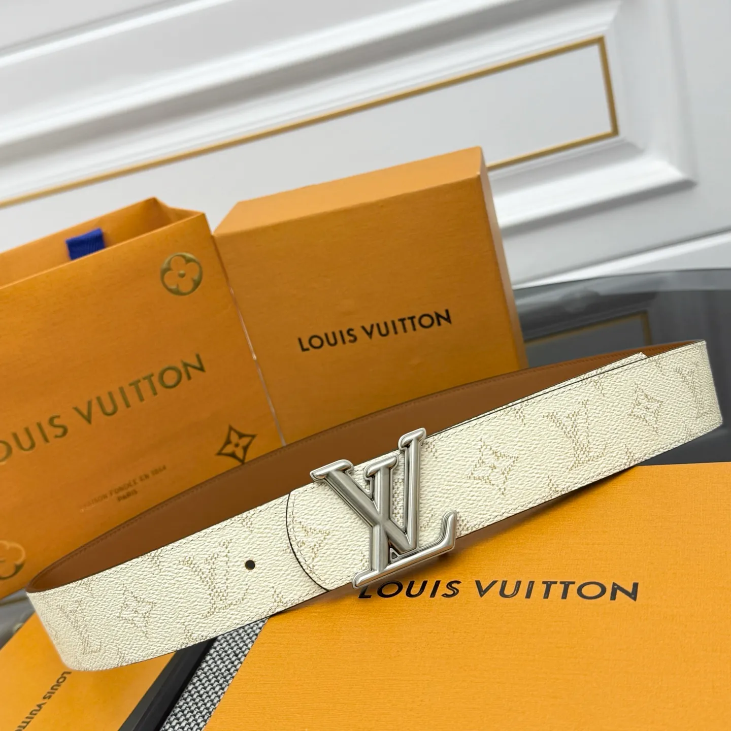 💰480💰Full package💰 💍Purchasing-grade LV⚡️🌹Dimension Monogram Héritage double-sided belt is spliced ​​with plain leather and Monogram coated canvas, presenting a new interpretation of the classic design. Brand elements are given a textured feel, and the LV letter buckle adds an eye-catching touch.