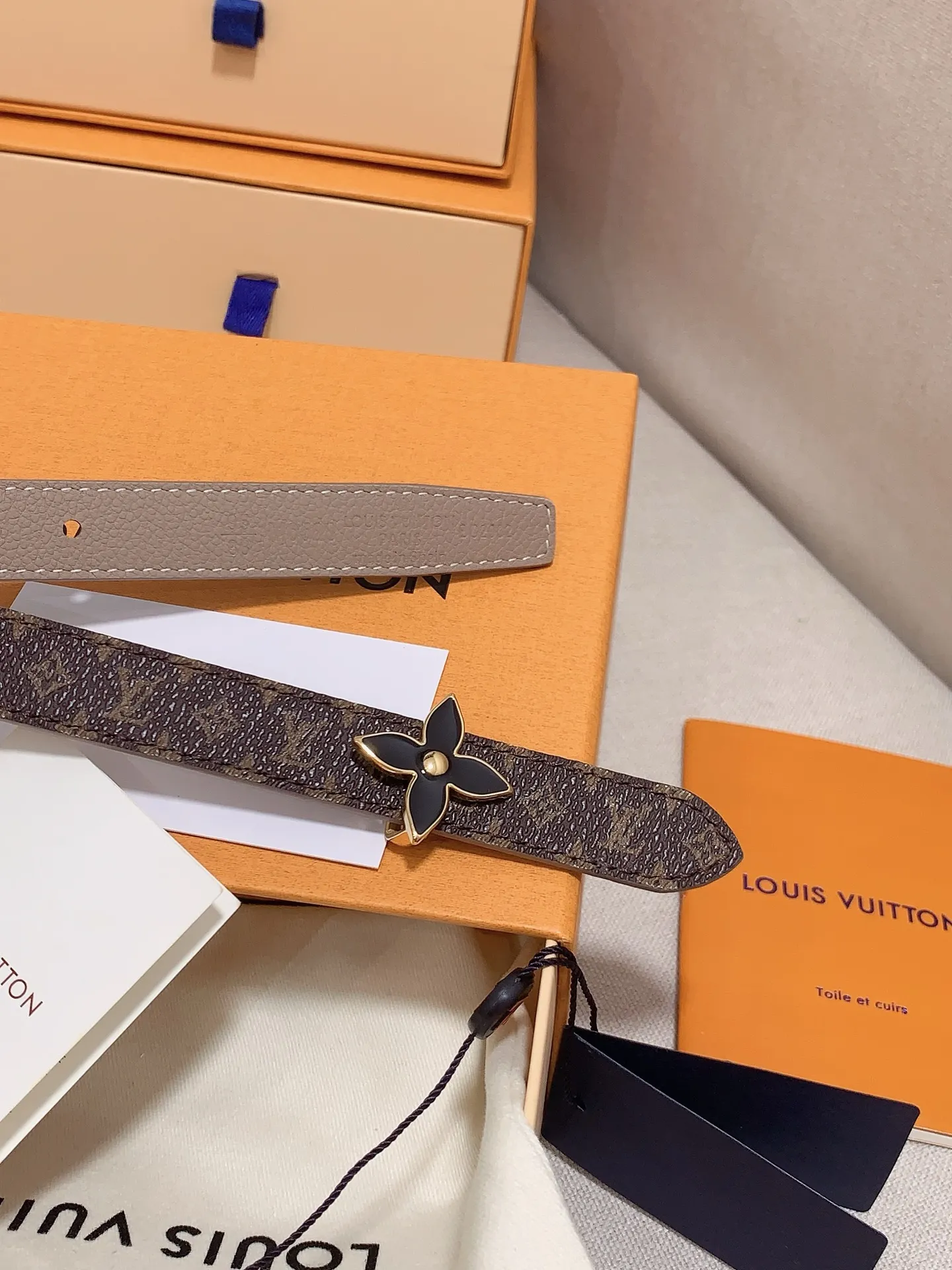 💰460💰Full package💰 💍Purchasing-grade Louis vuitton⚡️🌹Width: 1.5cm l v Takashi Murakami co-branded belt. Practical and exquisite ⚡️🌹Exquisite and beautiful 1.5mm women's belt⚡️🌹With a flower-shaped enamel effect letter buckle, the upper body effect is great.