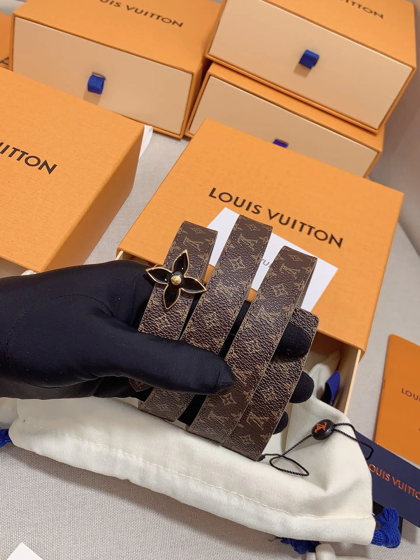 💰460💰Full package💰 💍Purchasing-grade Louis vuitton⚡️🌹Width: 1.5cm l v Takashi Murakami co-branded belt. Practical and exquisite ⚡️🌹Exquisite and beautiful 1.5mm women's belt⚡️🌹With a flower-shaped enamel effect letter buckle, the upper body effect is great.