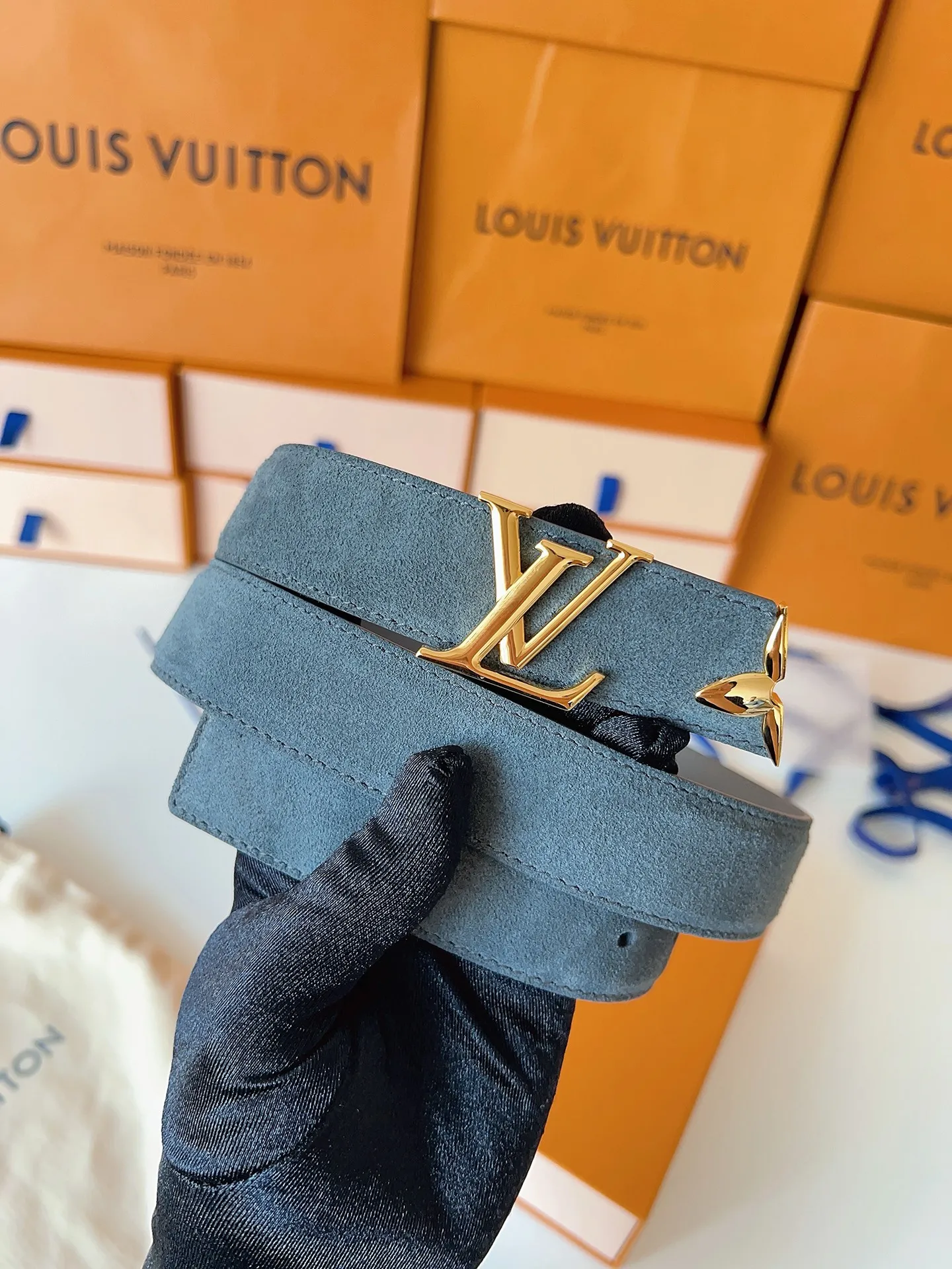 💰460💰Complete package💰 💍Purchase level LV⚡️🌹Lvjia women’s belt M4497 Width 3.0cm ⚡️🌹Soft suede calfskin sets off the original imported bottom. The end of the belt is decorated with gold metal flowers. The flower has a logo stamped on the side and is paired with a classic letter buckle.