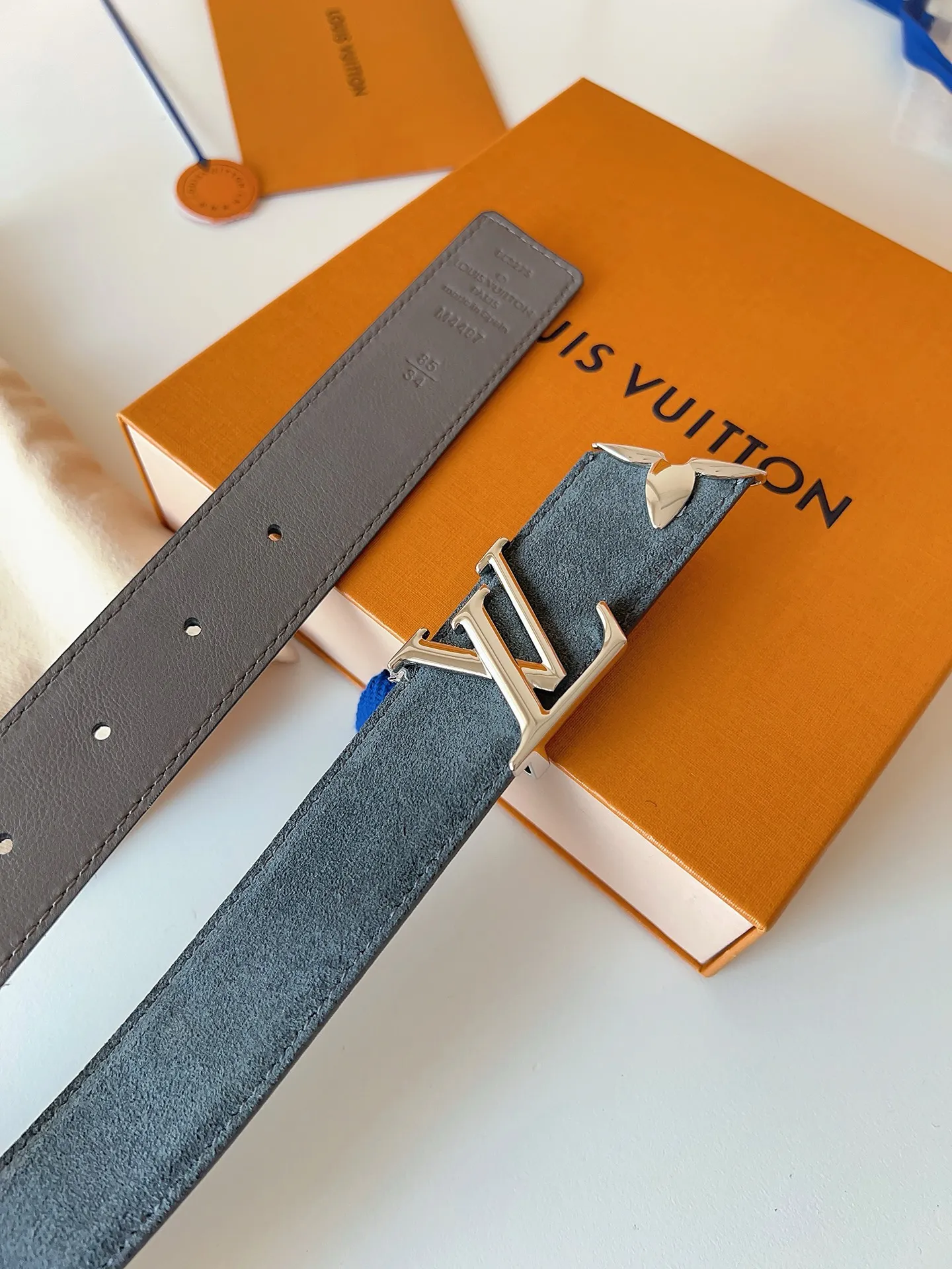 💰460💰Complete package💰 💍Purchase level LV⚡️🌹Lvjia women’s belt M4497 Width 3.0cm ⚡️🌹Soft suede calfskin sets off the original imported bottom. The end of the belt is decorated with gold metal flowers. The flower has a logo stamped on the side and is paired with a classic letter buckle.