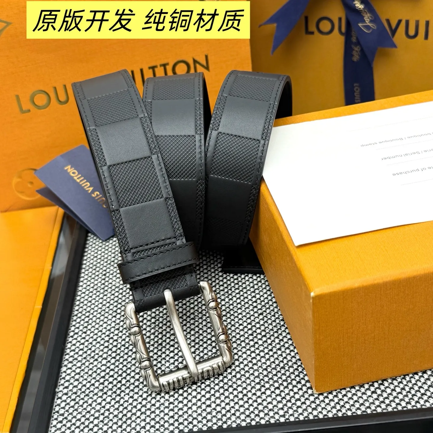 💰520💰Full package💰 💍Purchasing-grade LV⚡️🌹Drift Monogram Surplus belt reinterprets the brand heritage from a youthful perspective and tells the dynamic aesthetics of creative director Pharrell Williams. Monogram coated canvas is dipped in military colors on one side, while the reverse is in plain leather with a subtle pin buckle.